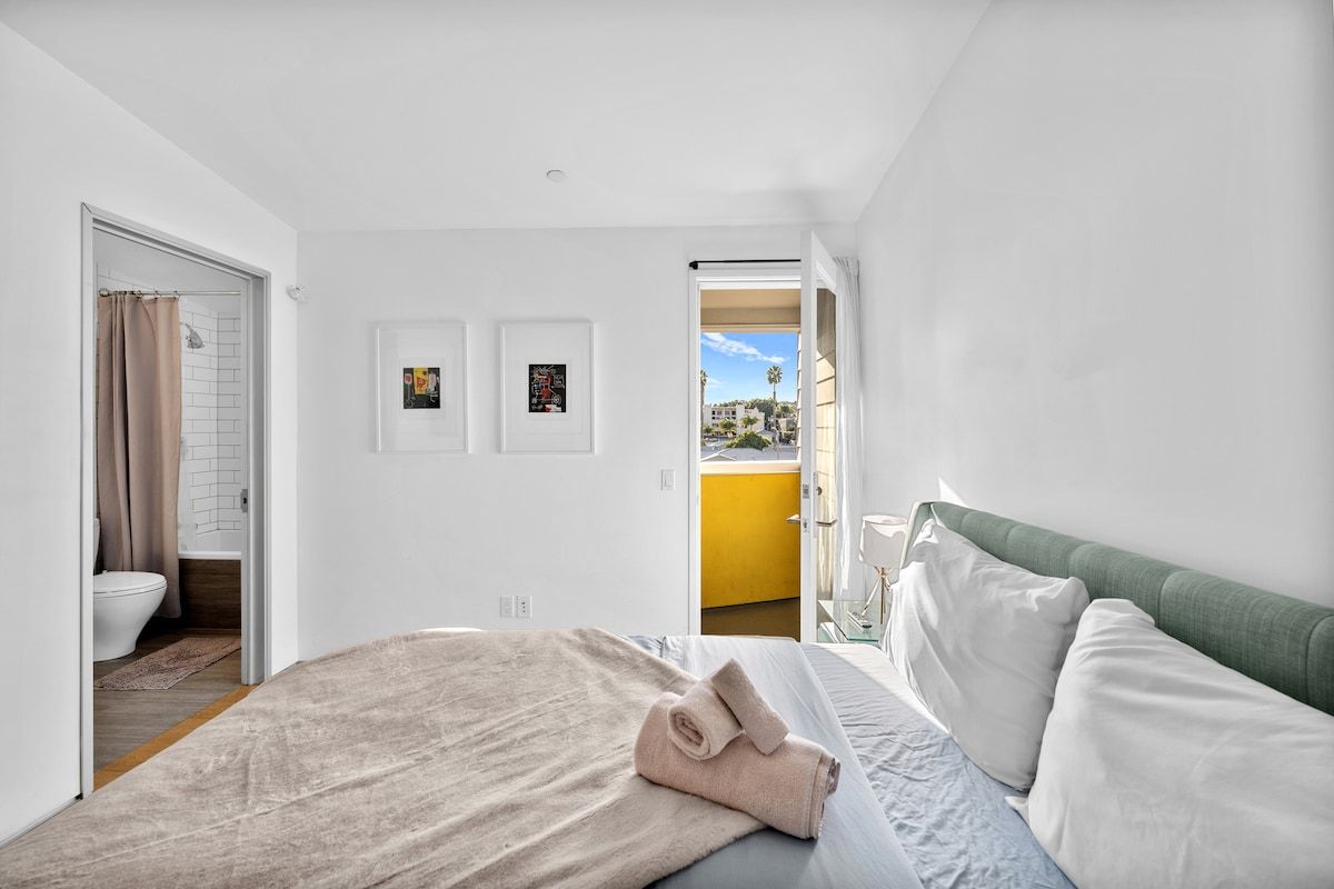 Solstice Haus | Sawtelle | Sunlit Modern Home with Balcony photo 35