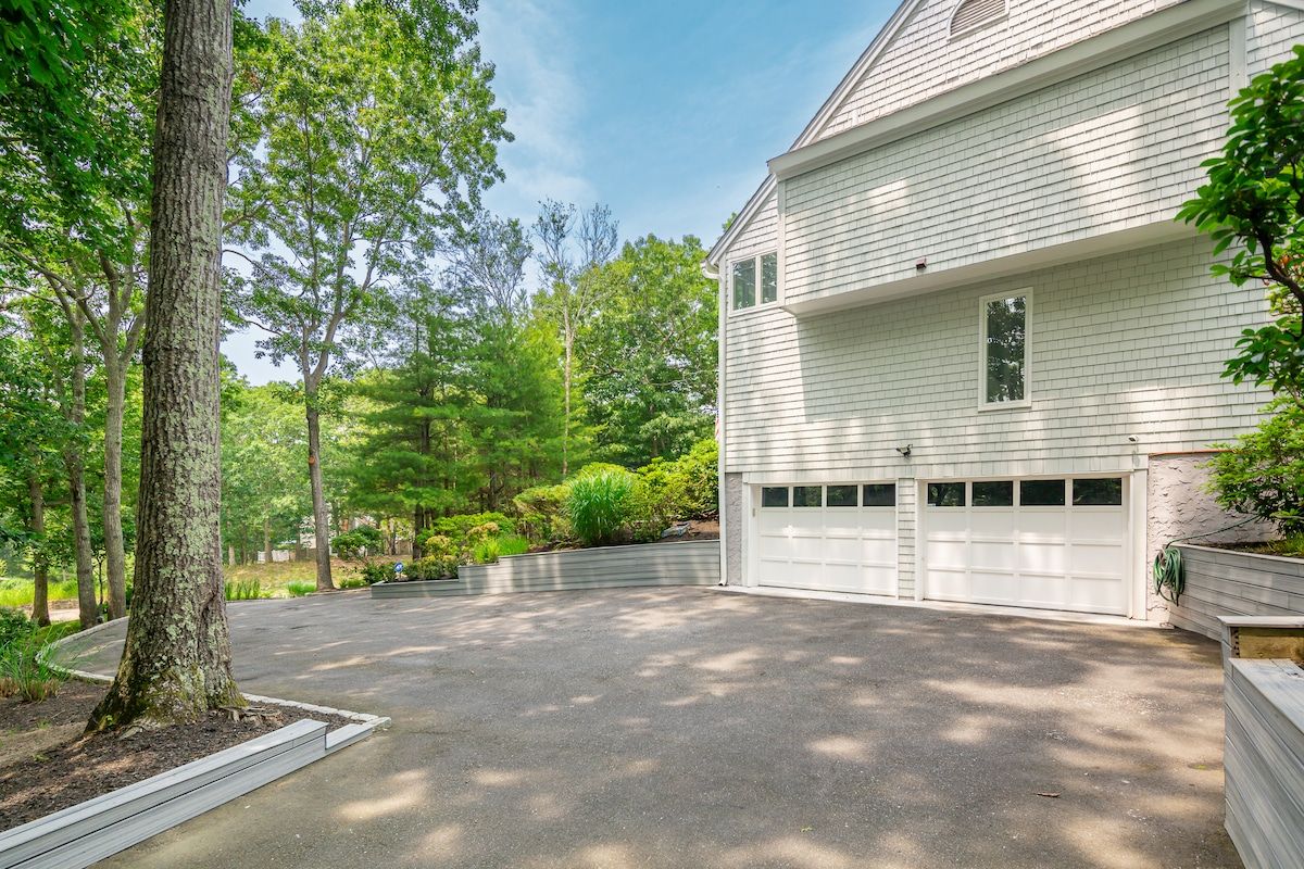 Breathtaking Southampton Escape | Home with Pool, Spa & Bay Access photo 47