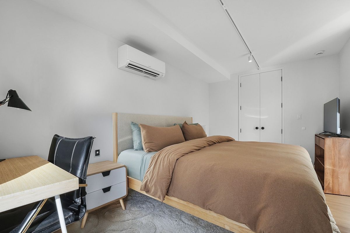 Seren 1004 | Greenpoint | Waterfront Penthouse with Private Balcony photo 13