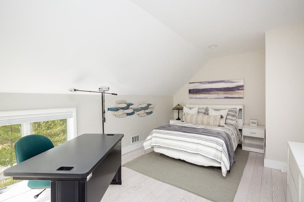 Breathtaking Southampton Escape | Home with Pool, Spa & Bay Access photo 24