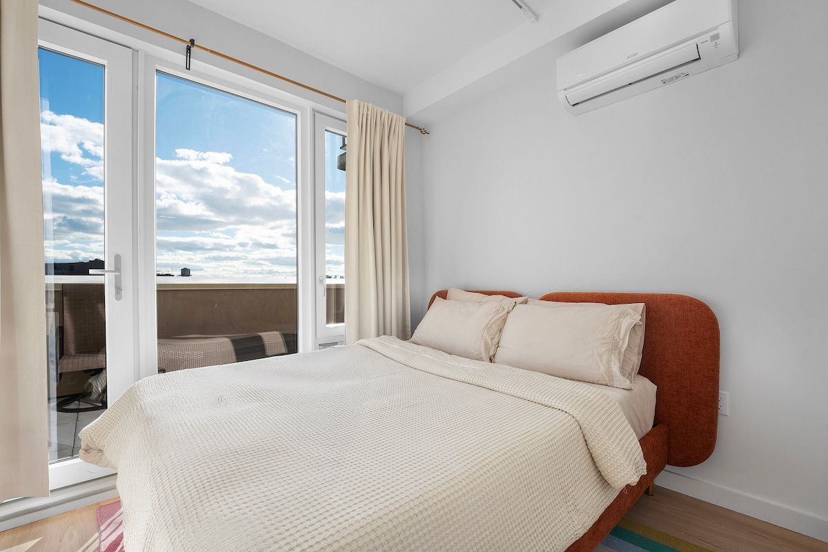 Seren 1004 | Greenpoint | Waterfront Penthouse with Private Balcony photo 14
