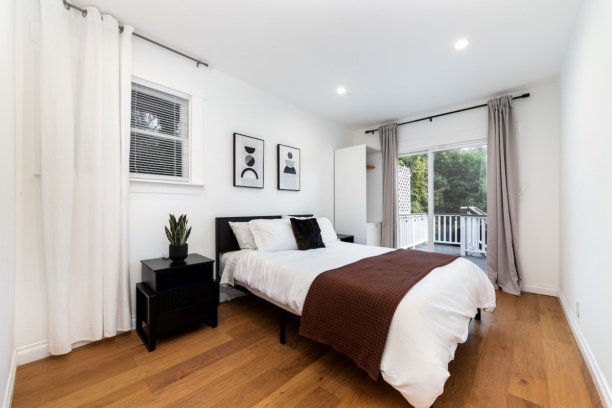 Carlton Retreat | Hollywood | Charming Home with Private Backyard photo 21