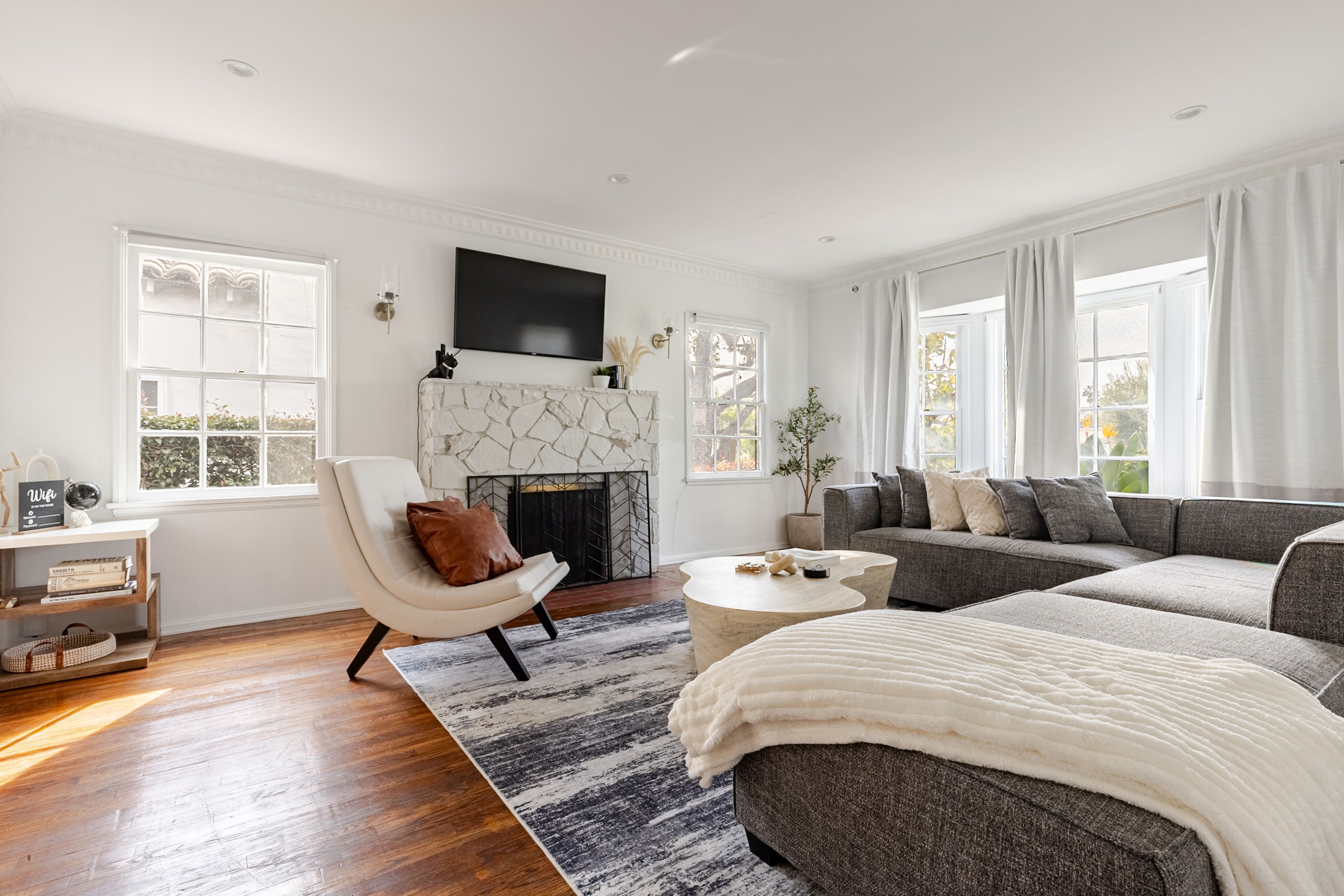 Alta Vista | Hollywood | Designer Home w/Private Backyard & Hot Tub photo 6