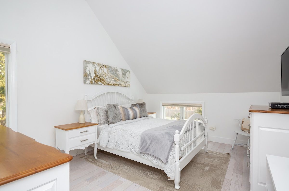 Breathtaking Southampton Escape | Home with Pool, Spa & Bay Access photo 18