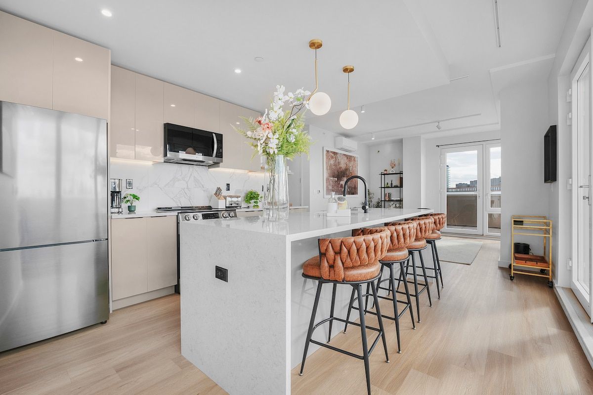 Seren 1004 | Greenpoint | Waterfront Penthouse with Private Balcony photo 5