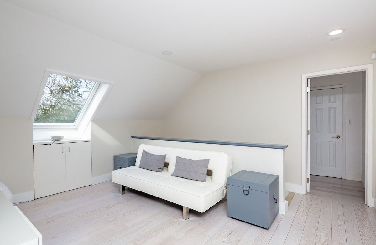 Breathtaking Southampton Escape | Home with Pool, Spa & Bay Access photo 28