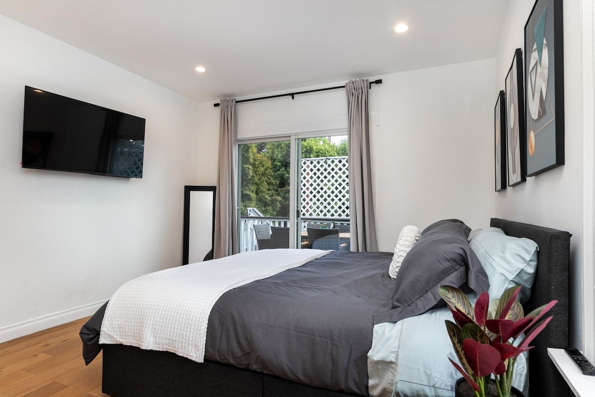 Carlton Retreat | Hollywood | Charming Home with Private Backyard photo 24