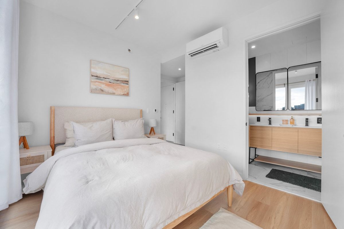 Seren 1004 | Greenpoint | Waterfront Penthouse with Private Balcony photo 9
