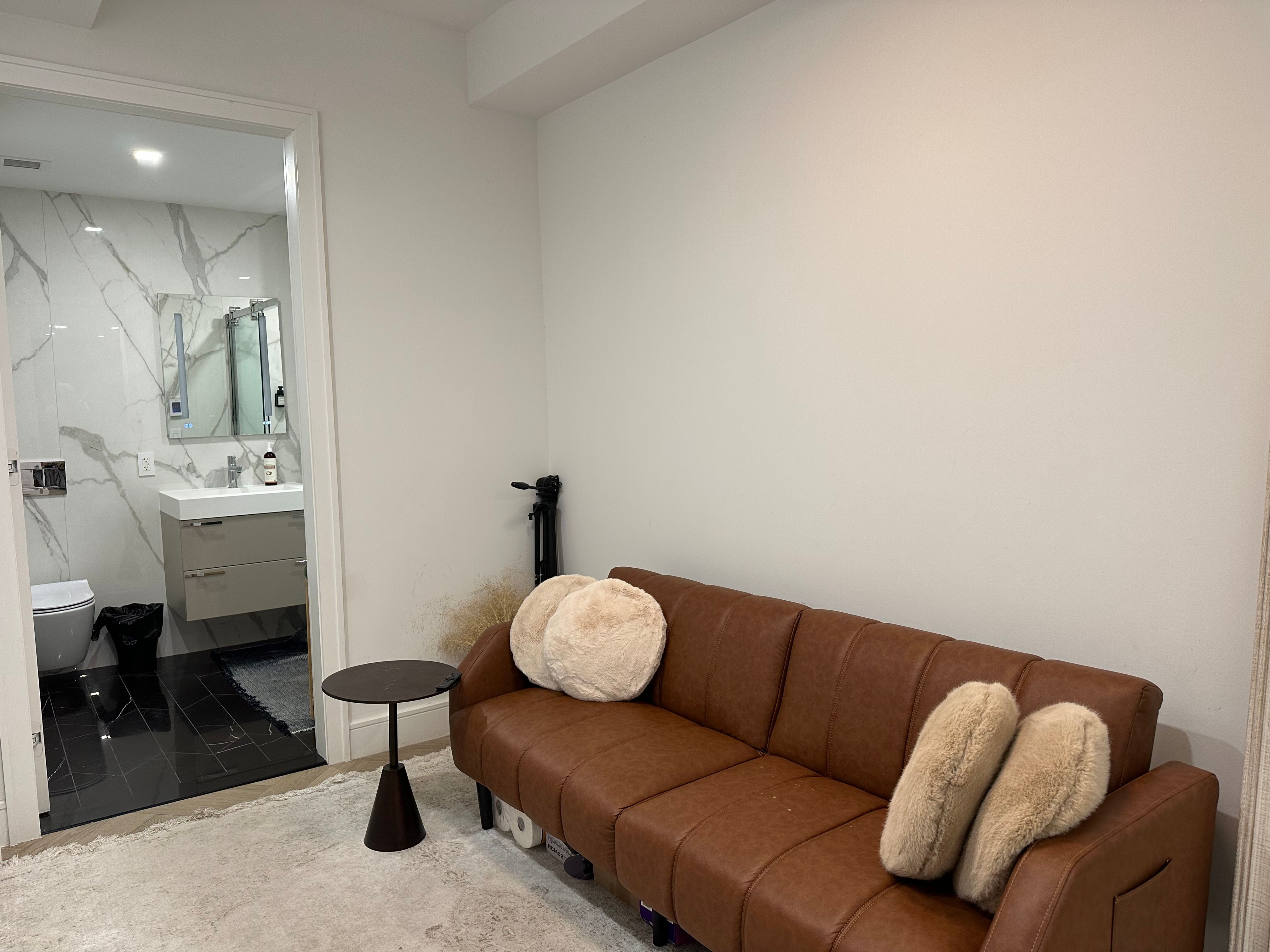 Sunshine Cottage | East Village | Cozy Apt w/ Balcony & Gym photo 5