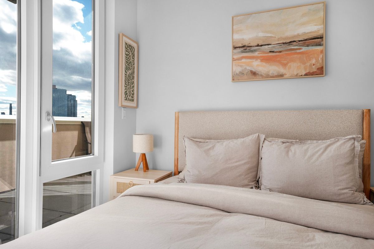 Seren 1004 | Greenpoint | Waterfront Penthouse with Private Balcony photo 8
