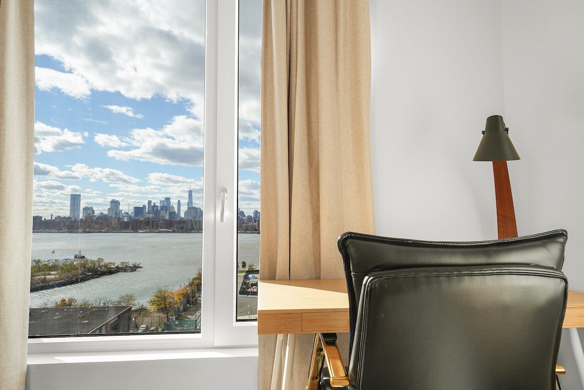 Seren 1004 | Greenpoint | Waterfront Penthouse with Private Balcony photo 4