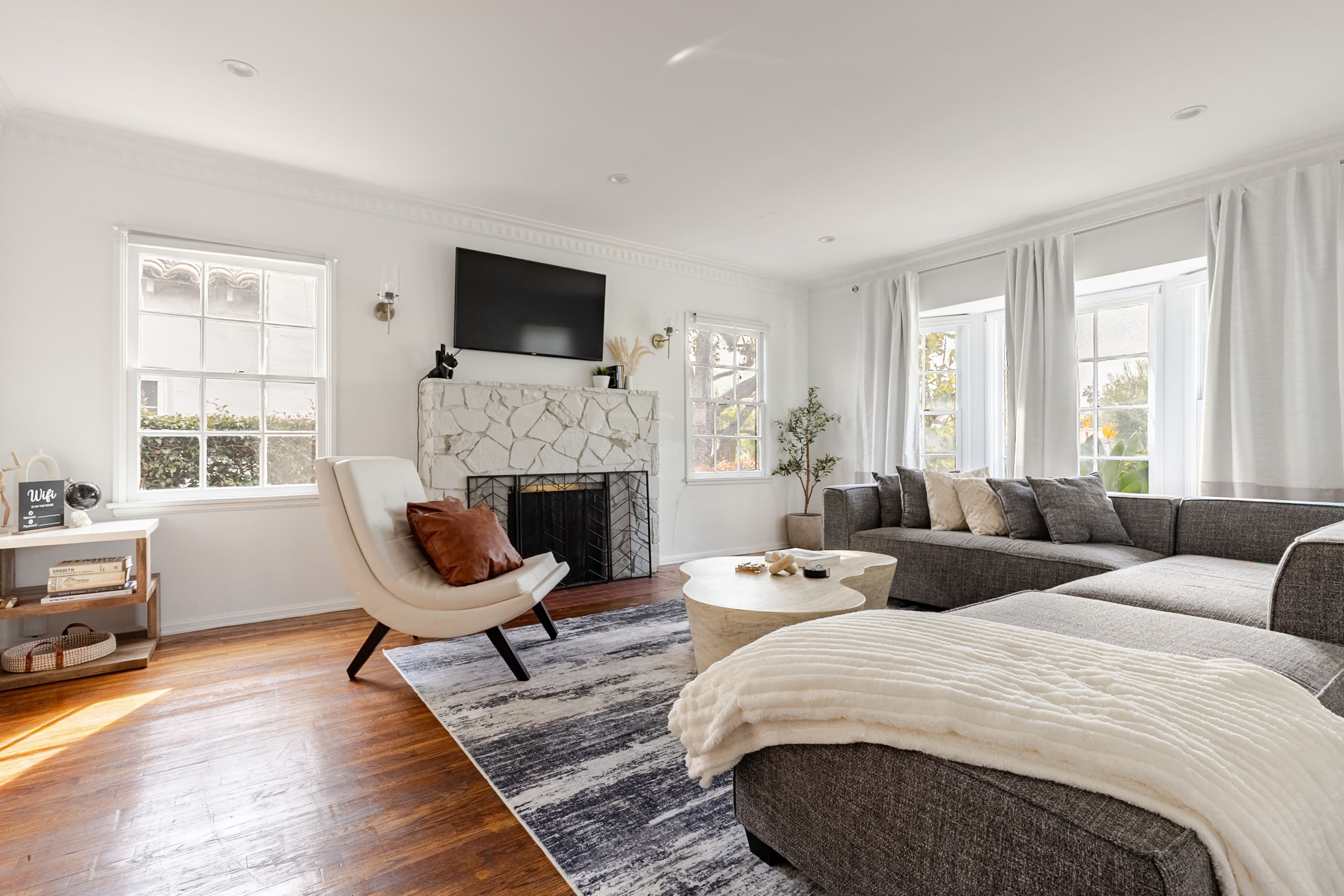 Alta Vista | Hollywood | Designer Home w/Private Backyard & Hot Tub photo 6