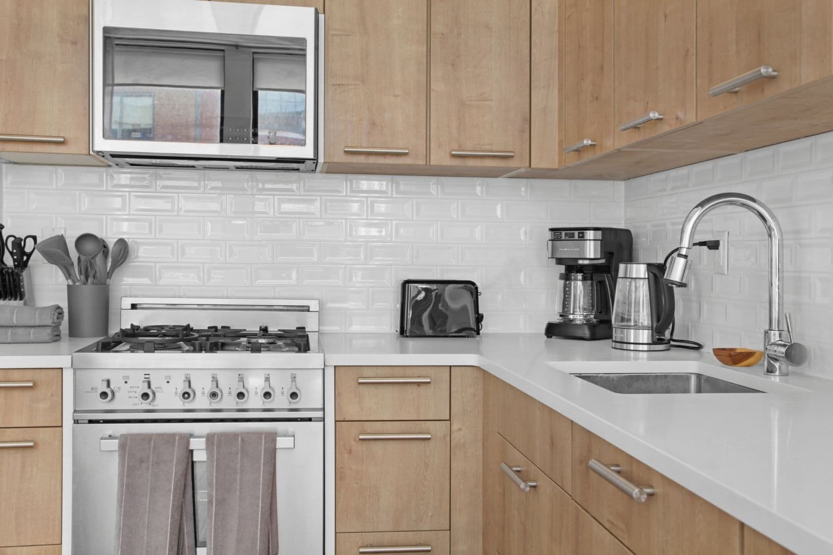 Westlight Place 47 | Hells Kitchen | Refined Apartment photo 9