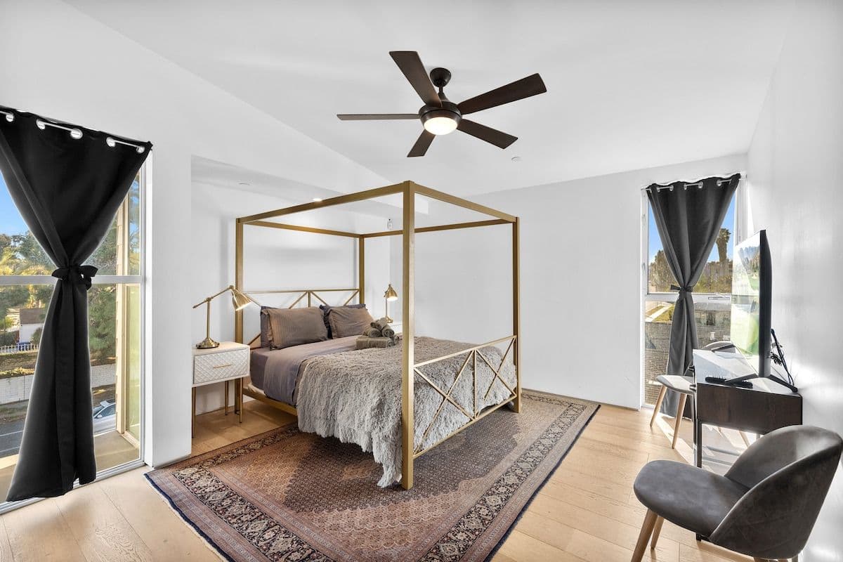Solstice Haus | Sawtelle | Sunlit Modern Home with Balcony photo 4