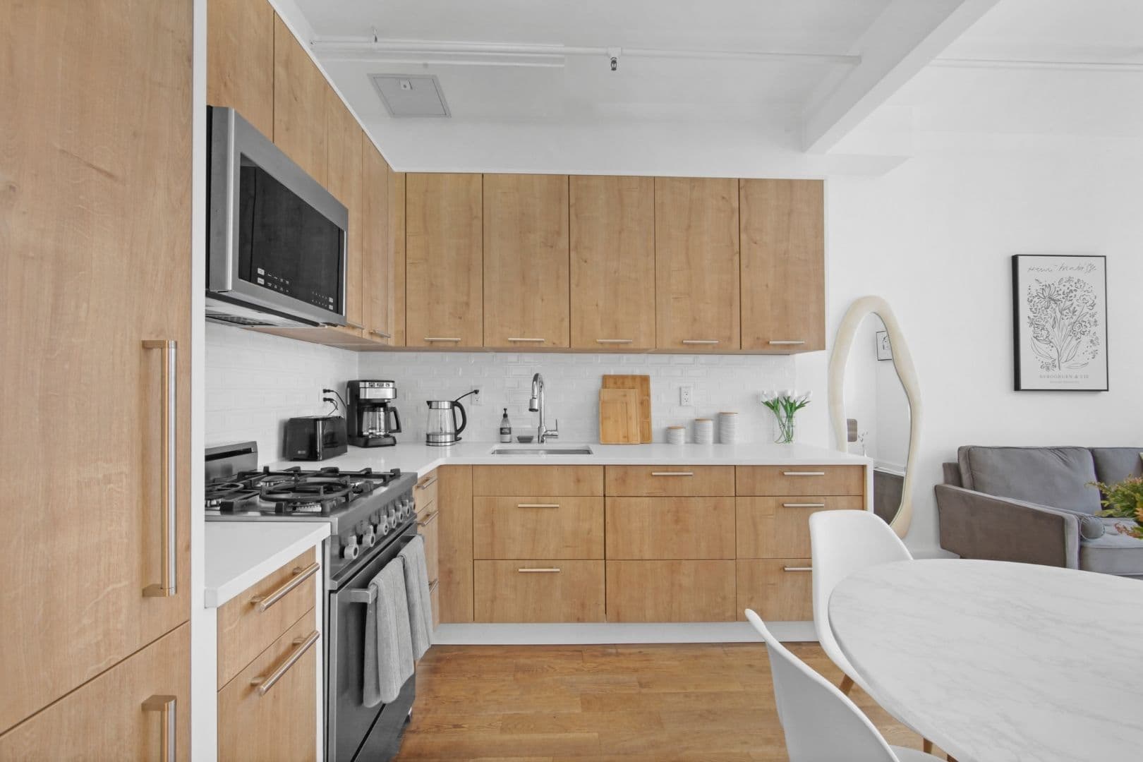 Westlight Place 47 | Hells Kitchen | Refined Apartment photo 3