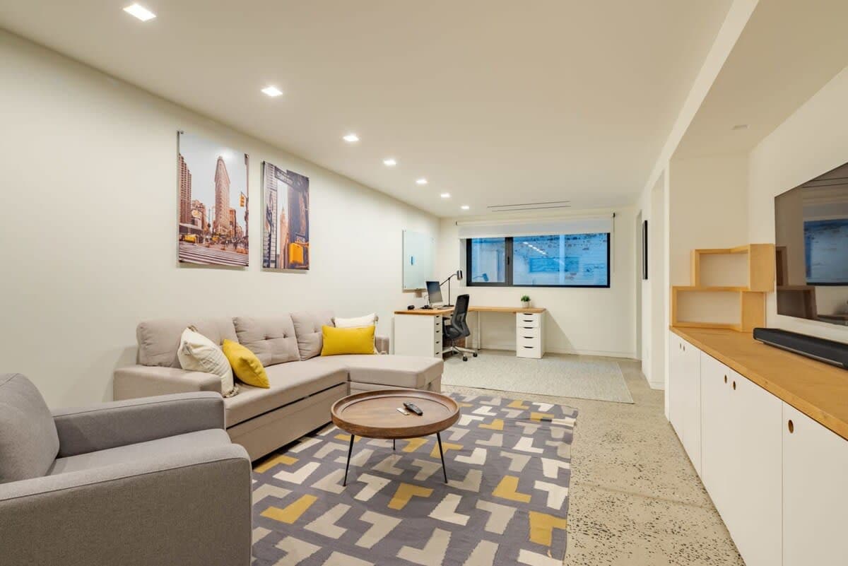 Empire House | 3BR | Williamsburg | Bright Townhome with Courtyard photo 8