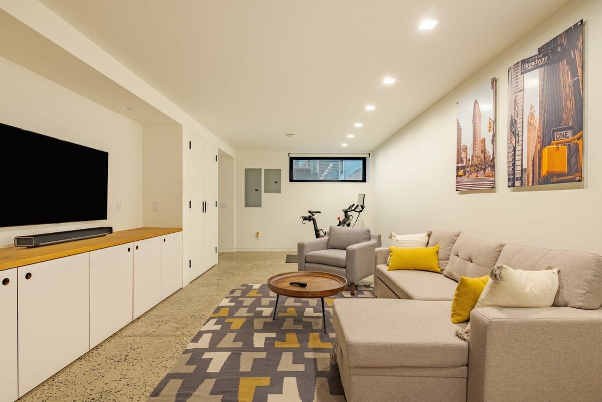 Empire House | 3BR | Williamsburg | Bright Townhome with Courtyard photo 10