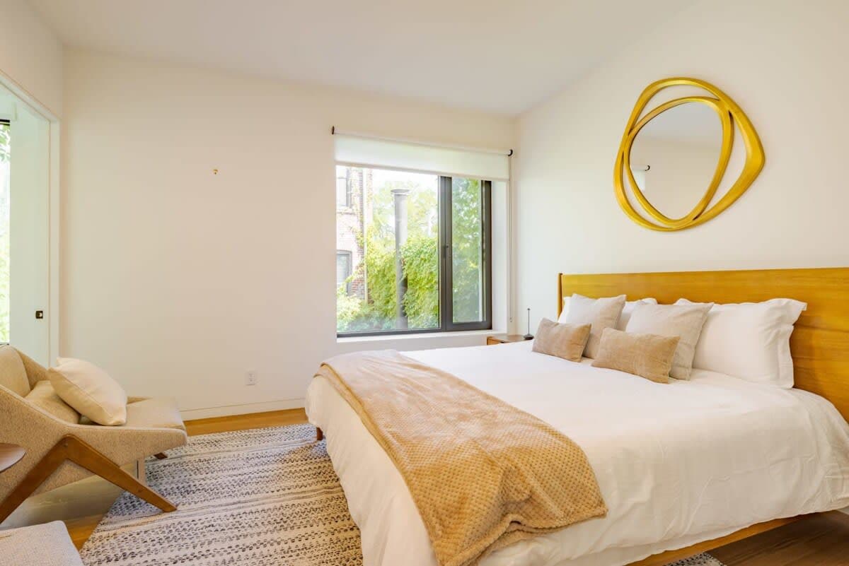Empire House | 3BR | Williamsburg | Bright Townhome with Courtyard photo 4
