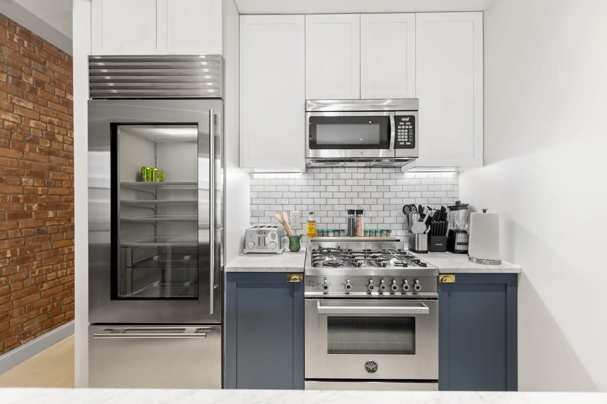 Linden Place II | 3BR | Lenox Hill | Designer Apartment photo 9