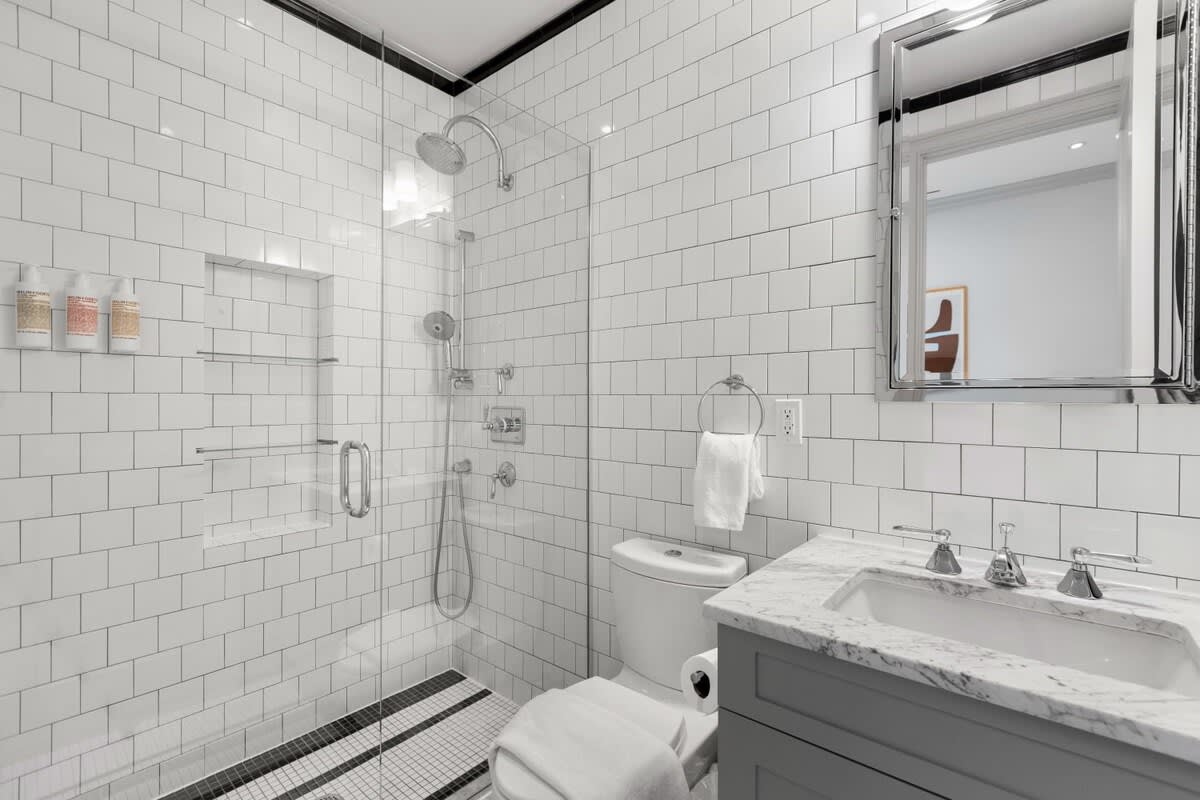 Linden Place II | 3BR | Lenox Hill | Designer Apartment photo 6