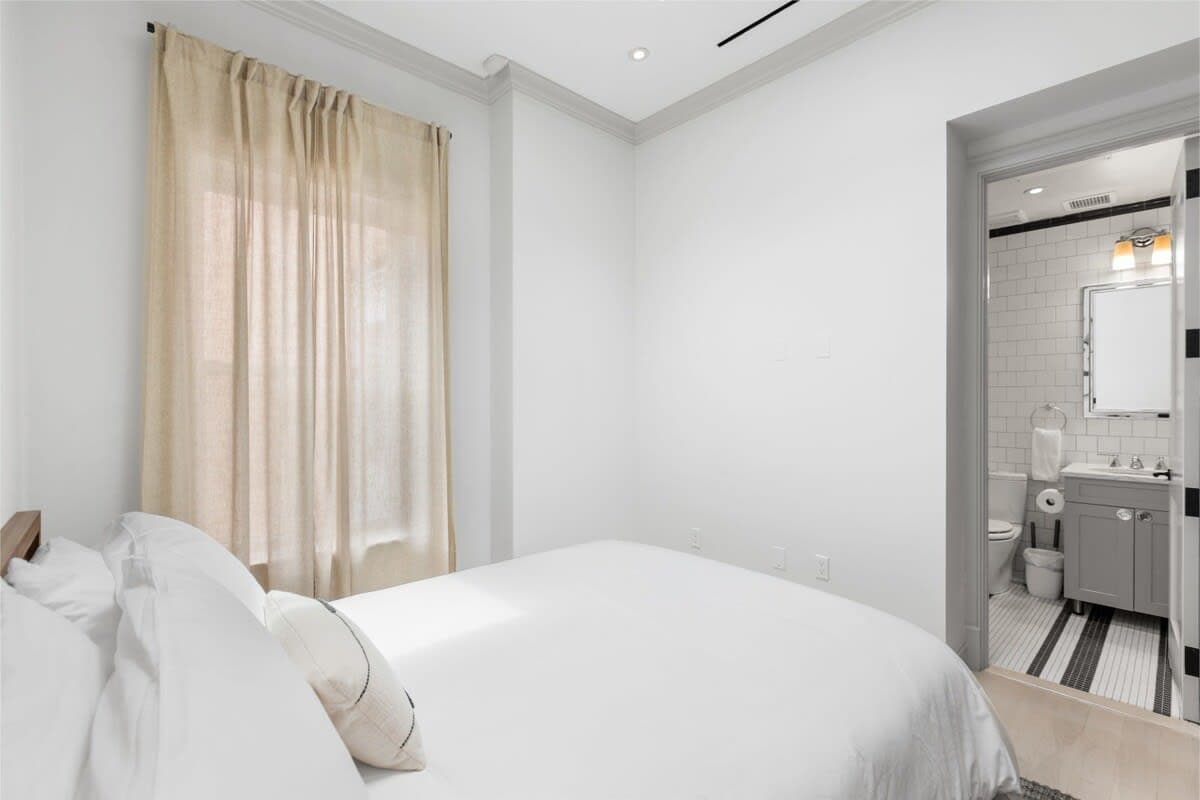 Linden Place II | 3BR | Lenox Hill | Designer Apartment photo 25