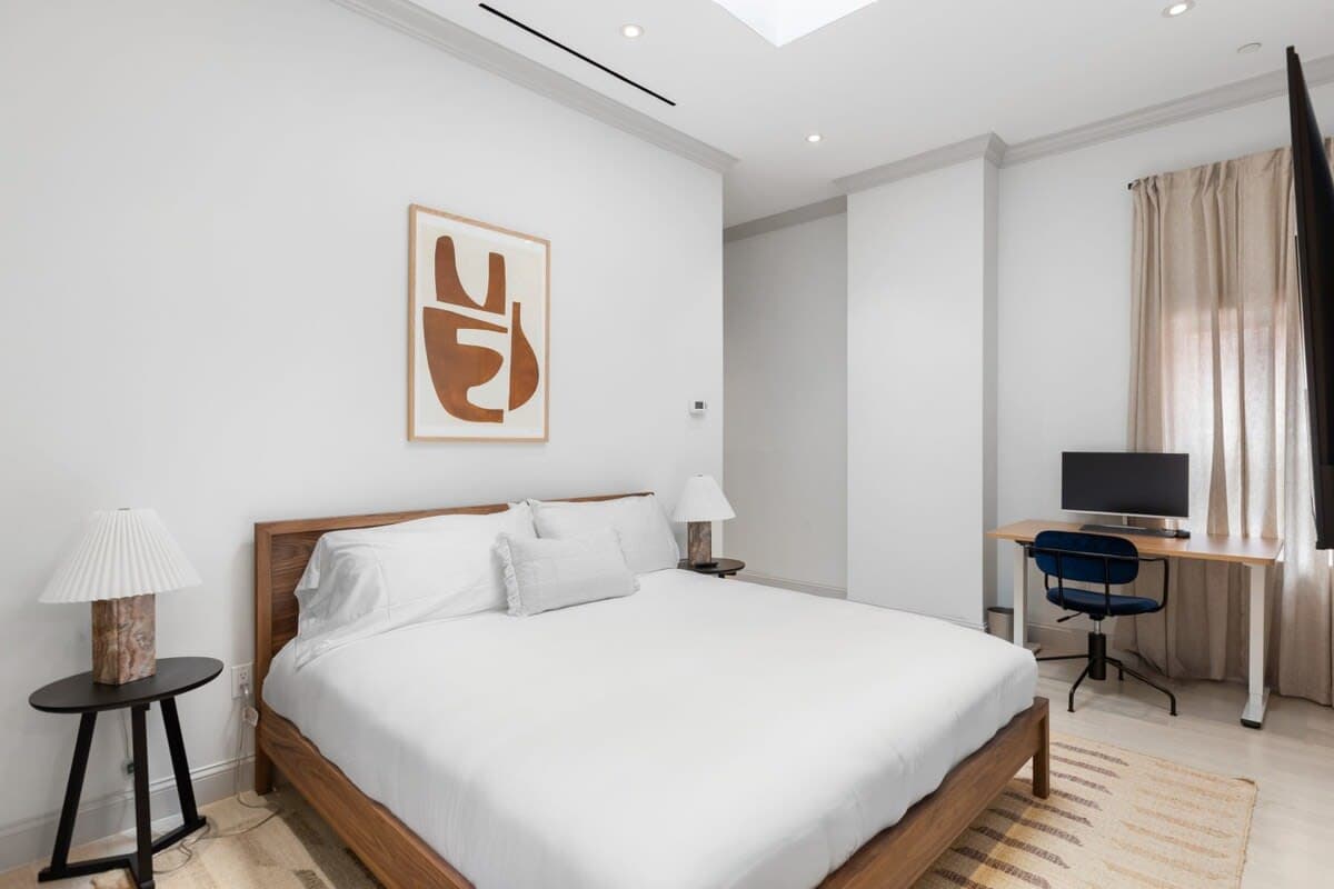 Linden Place II | 3BR | Lenox Hill | Designer Apartment photo 5