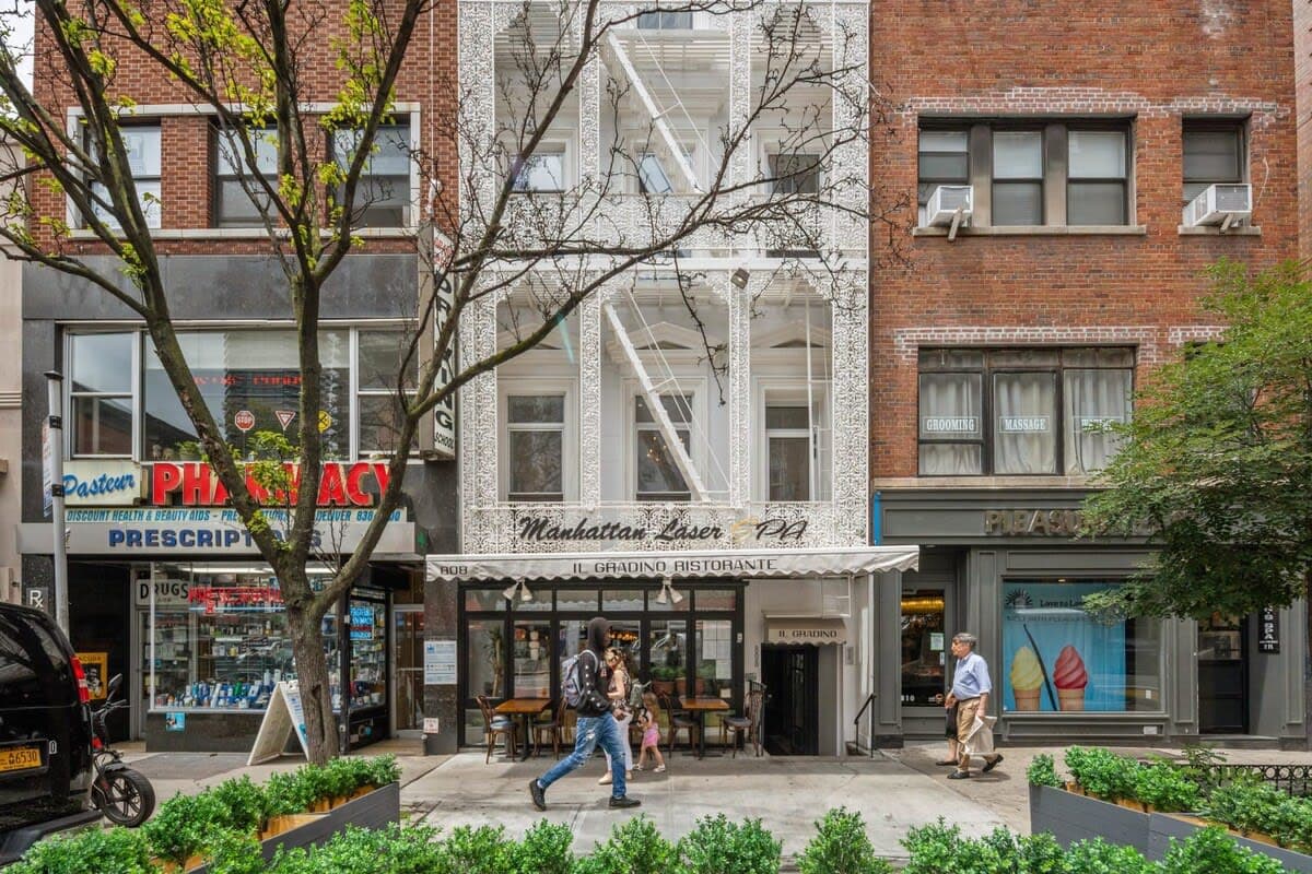 Linden Place II | 3BR | Lenox Hill | Designer Apartment photo 4