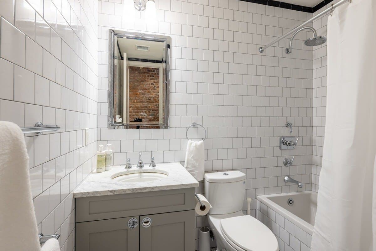 Linden Place I | 3BR | Lenox Hill | Designer Apartment photo 8