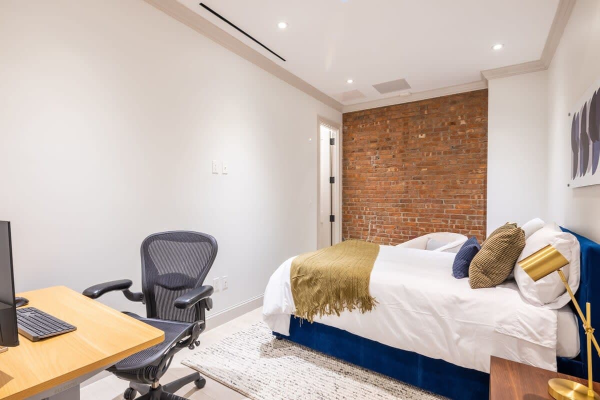 Linden Place I | 3BR | Lenox Hill | Designer Apartment photo 7