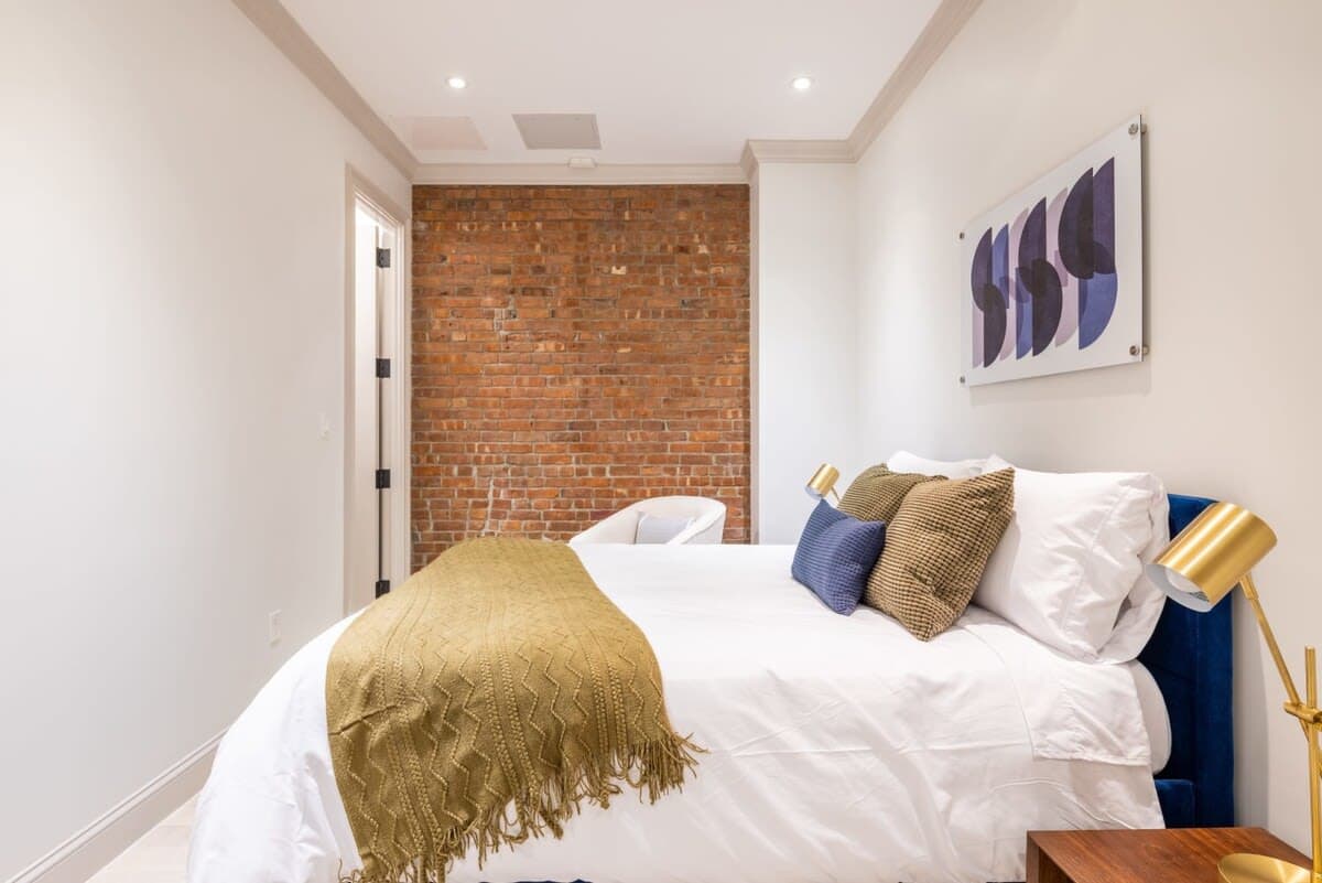 Linden Place I | 3BR | Lenox Hill | Designer Apartment photo 11