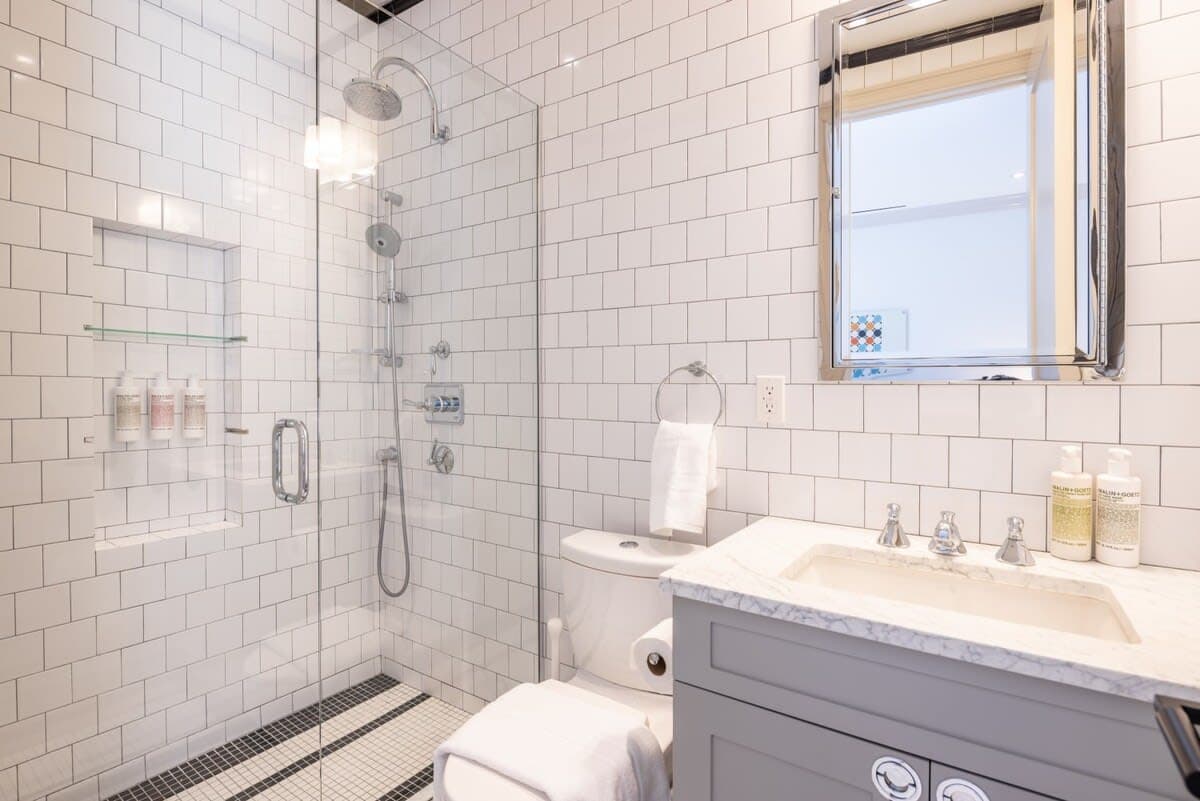 Linden Place I | 3BR | Lenox Hill | Designer Apartment photo 4