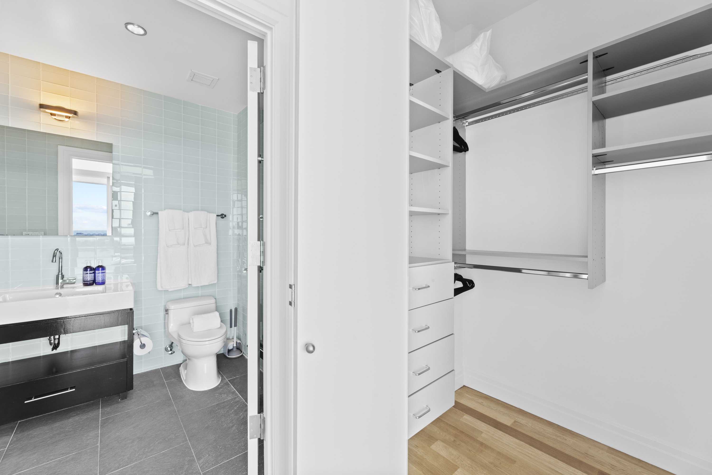 Forte Select XXVIII | Midtown West | Modern Apartment photo 16