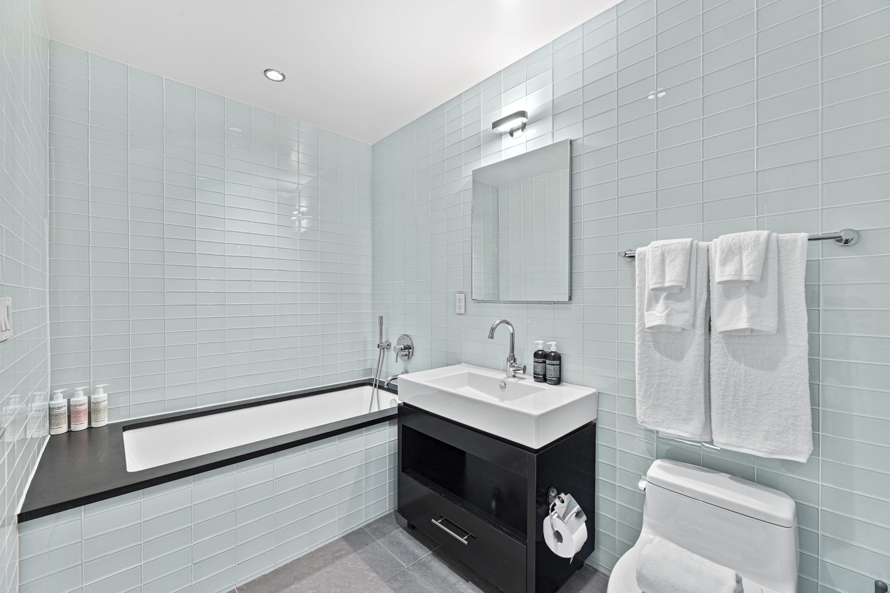 Forte Select XXVIII | Midtown West | Modern Apartment photo 17