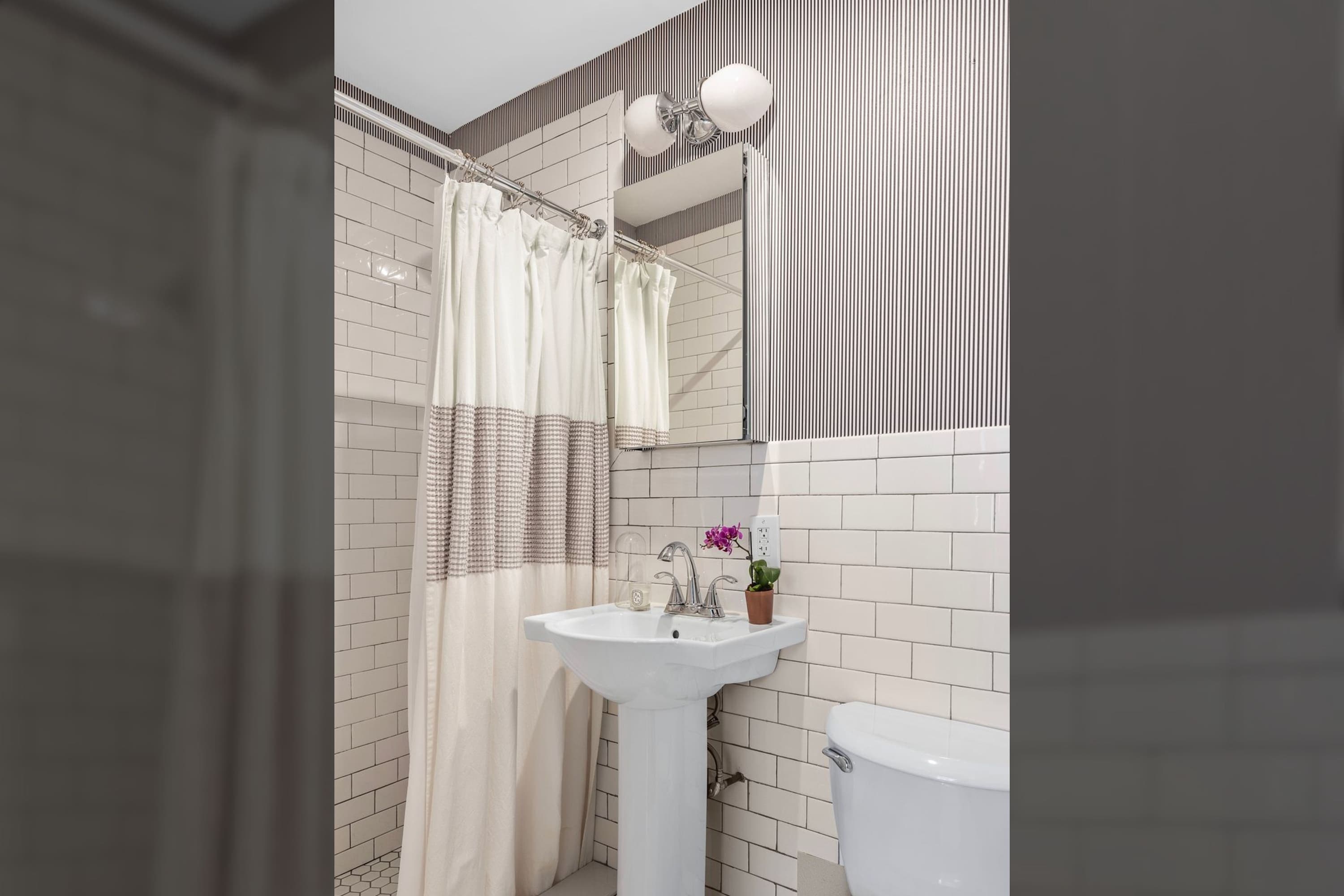 Horatio II | Charming 1BR Apartment photo 13