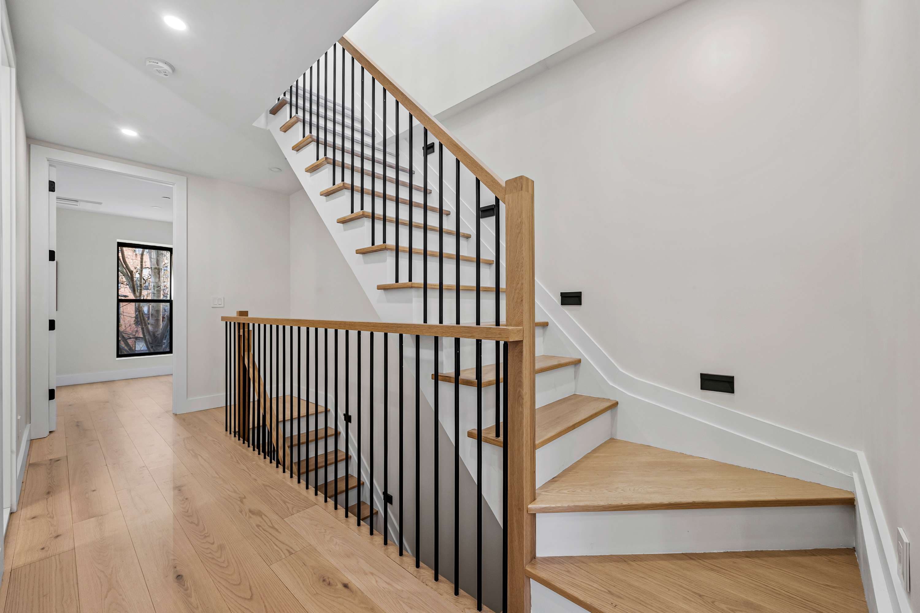 Harlington | South Harlem | Home with Private Rooftop Terrace photo 14