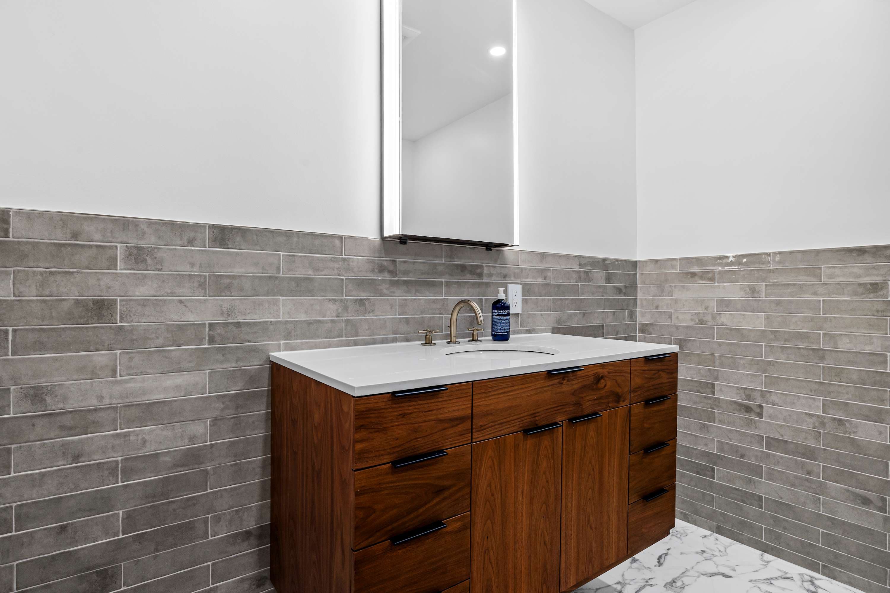 Harlington | South Harlem | Home with Private Rooftop Terrace photo 23