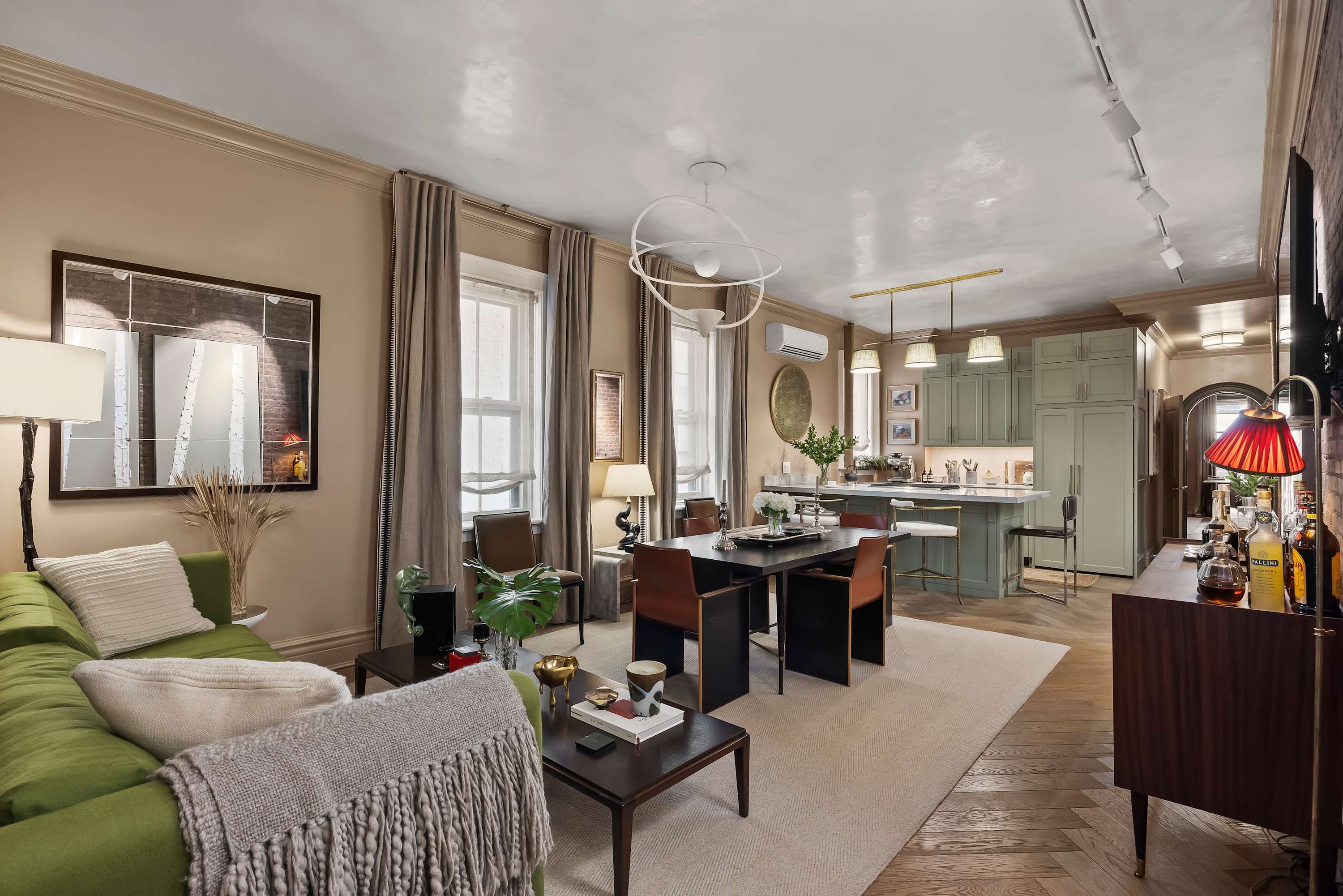 Gold Coast Manor | Greenwich Village | Designer Apartment photo 4