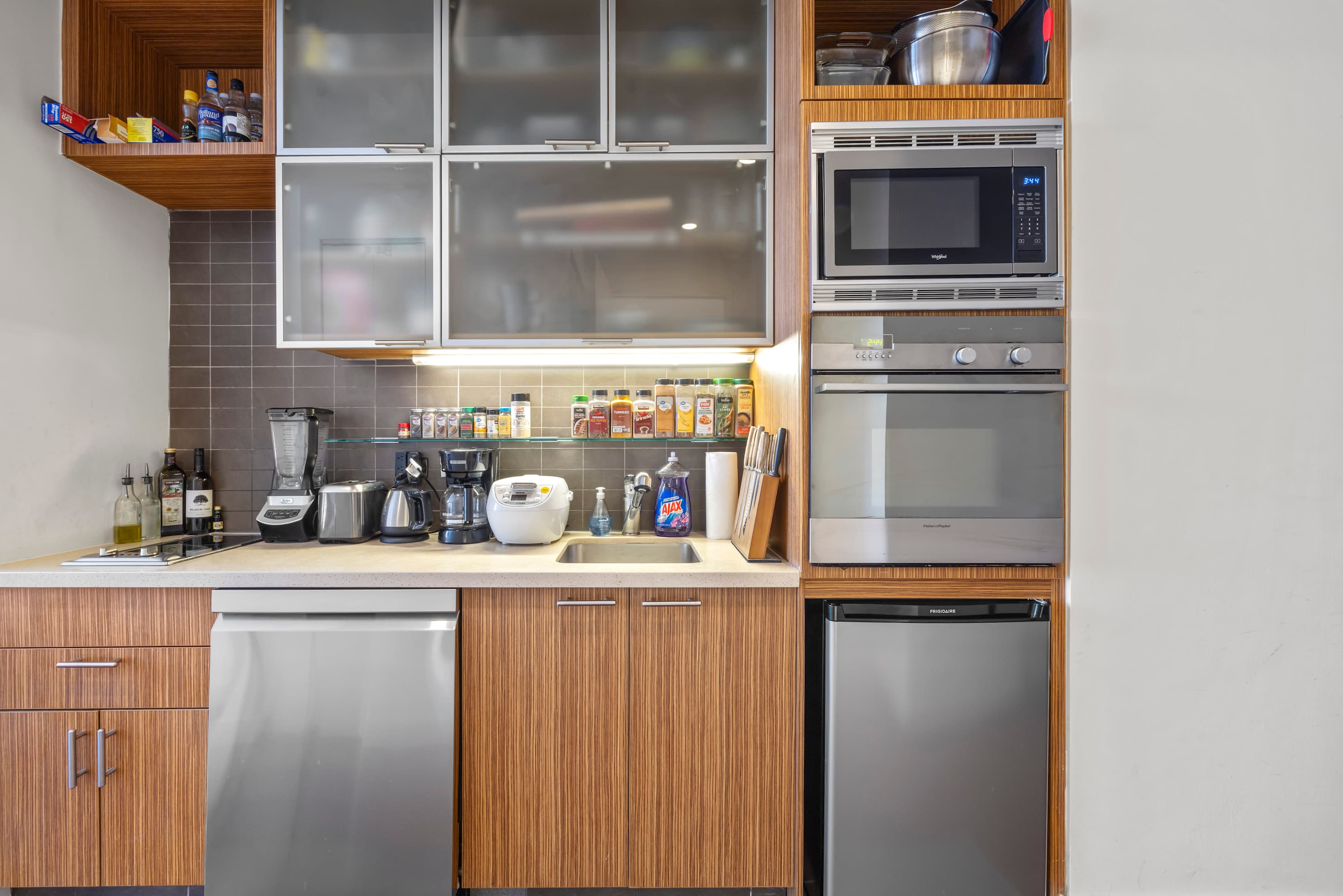 Silverline | Midtown | Studio with City Views and Shared Amenities photo 11