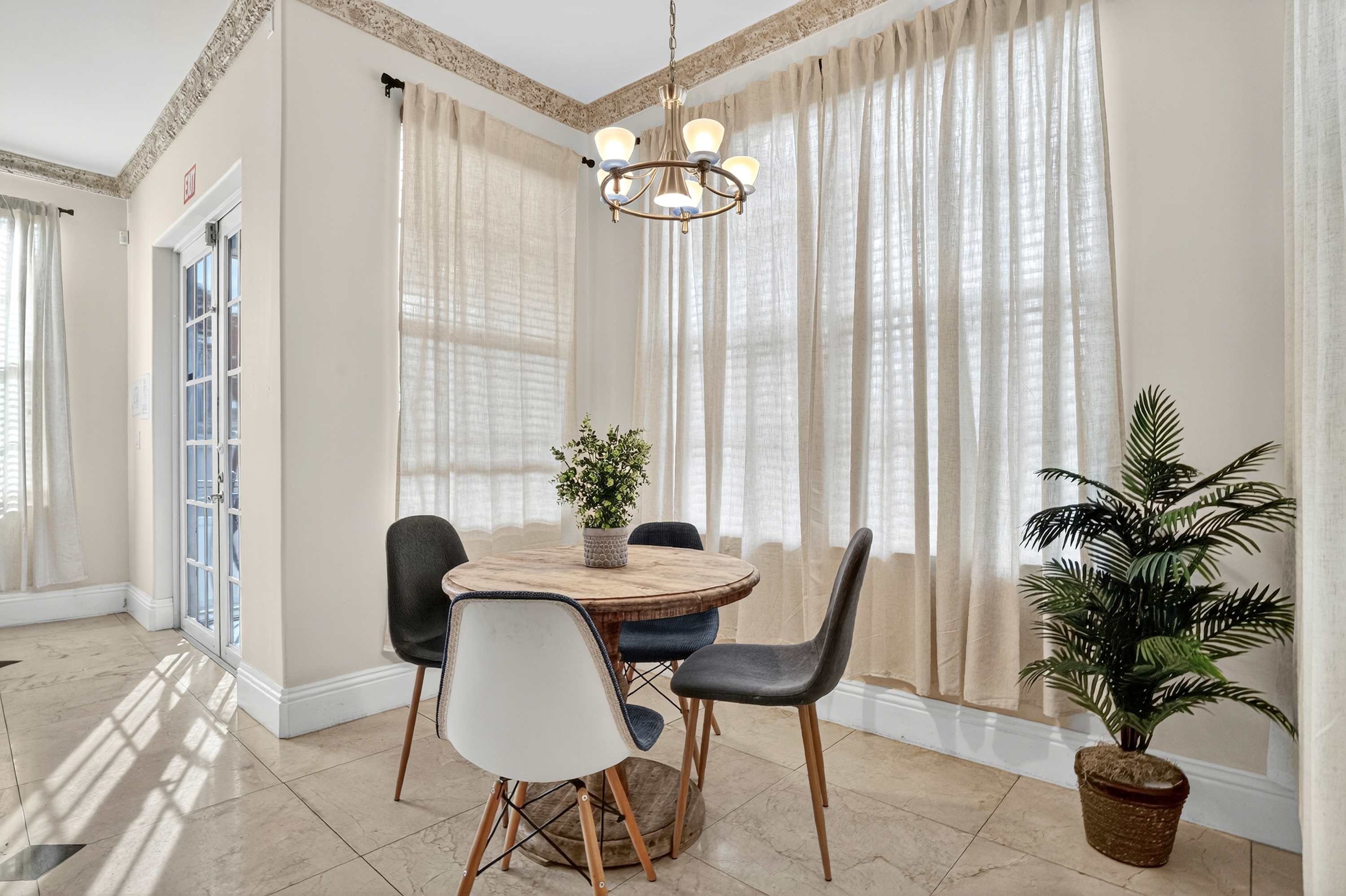 Hollywood Crest | Hollywood | Home with Private Pool photo 23