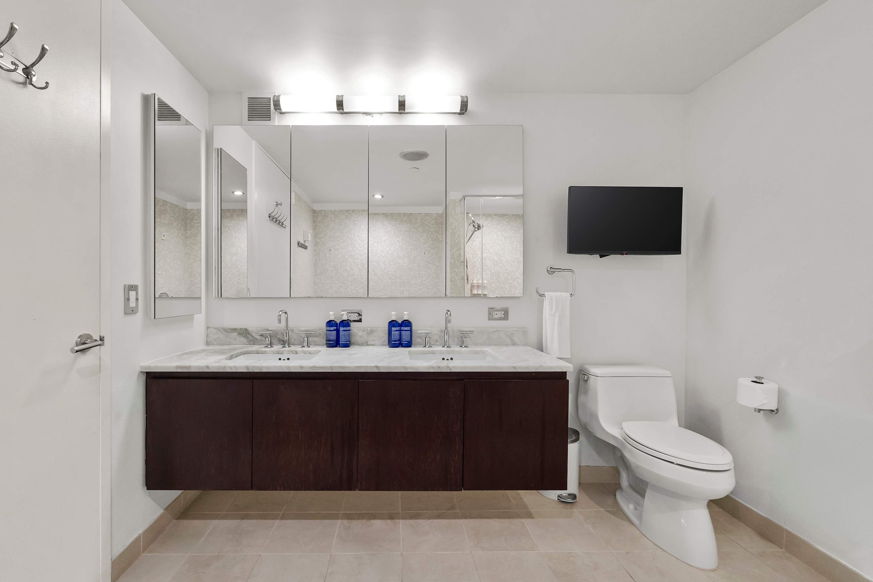 Vesper Court I | Hell’s Kitchen | Penthouse with Private Roof Terrace & Jacuzzi photo 18