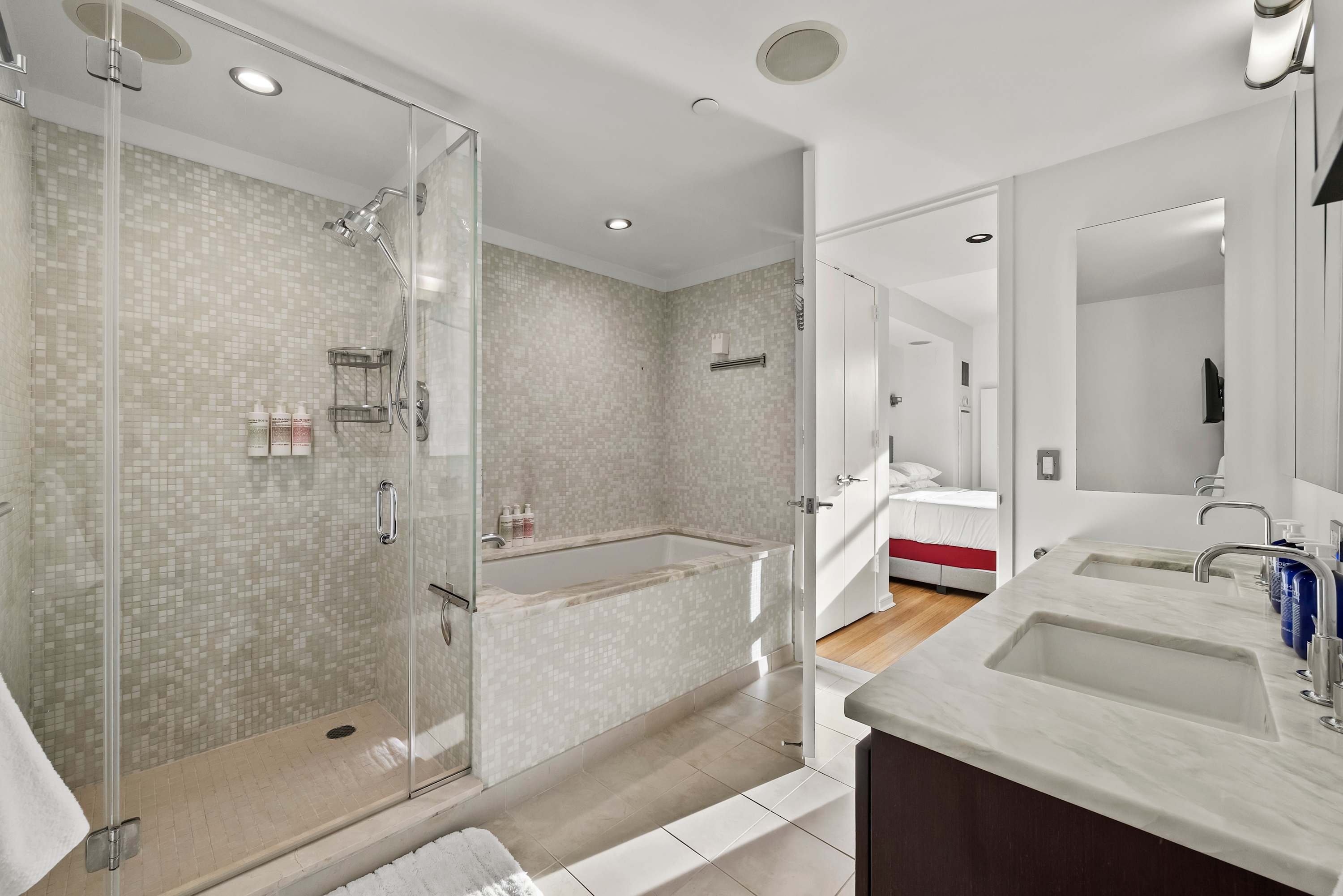 Vesper Court I | Hell’s Kitchen | Penthouse with Private Roof Terrace & Jacuzzi photo 19