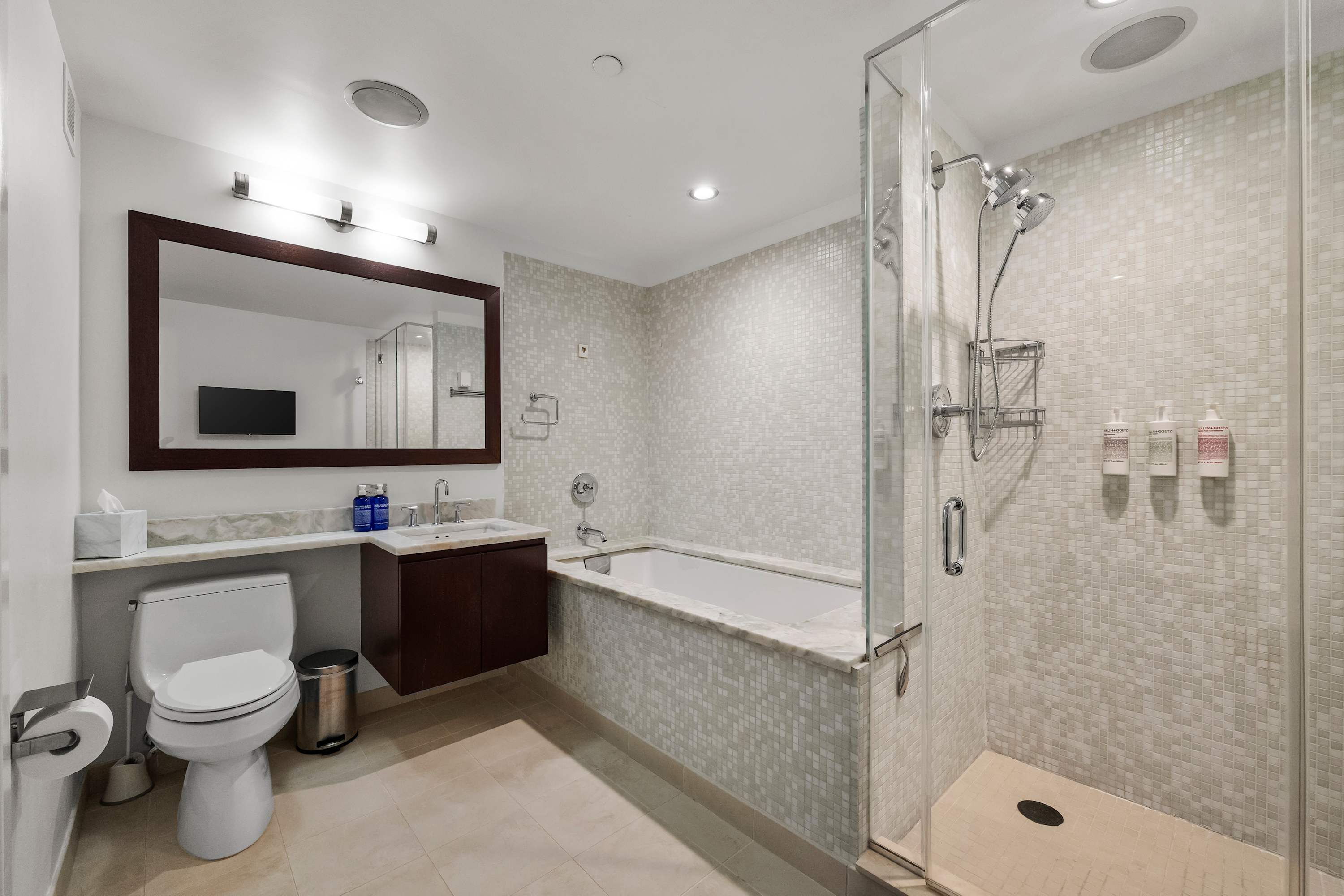 Vesper Court I | Hell’s Kitchen | Penthouse with Private Roof Terrace & Jacuzzi photo 23