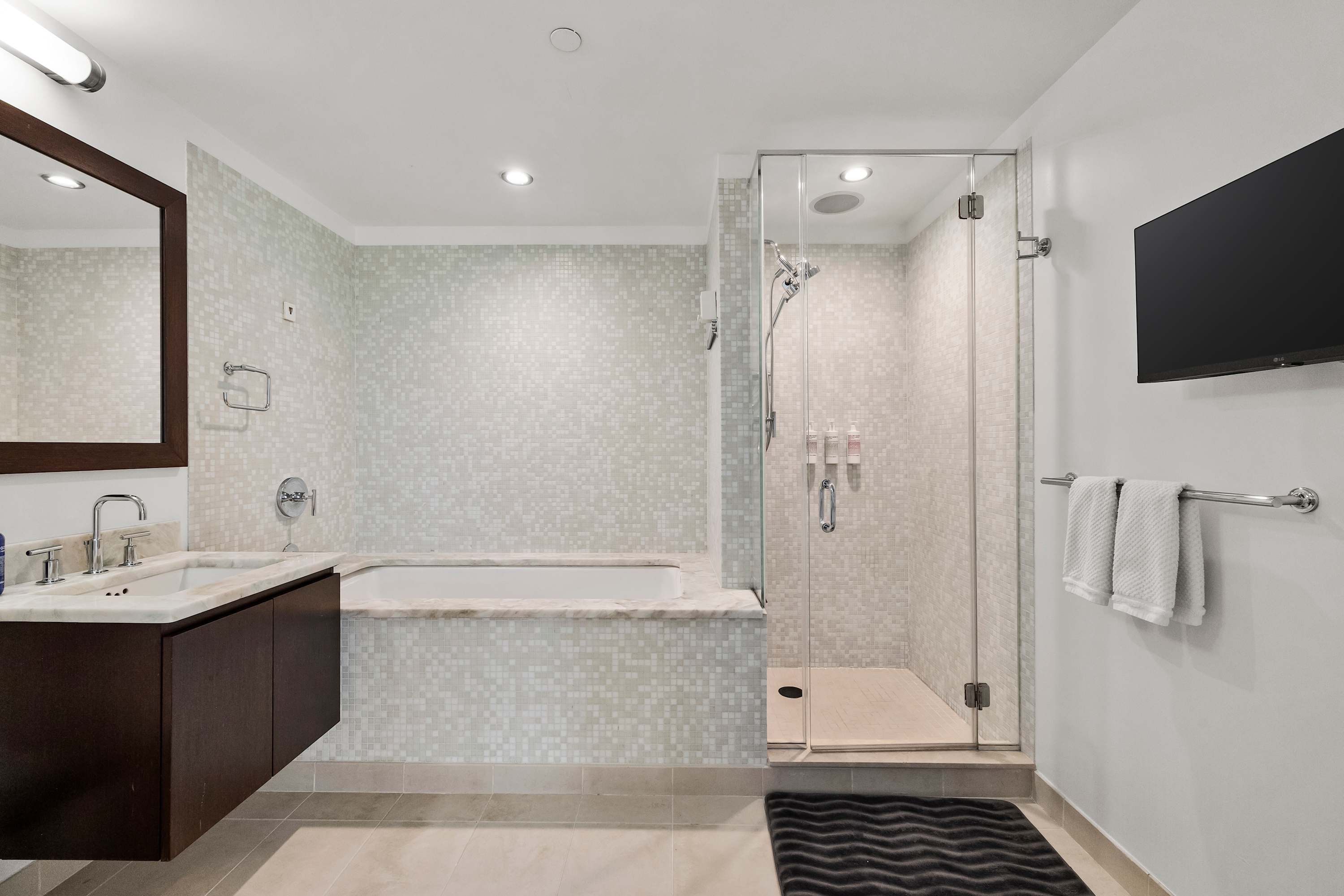 Vesper Court I | Hell’s Kitchen | Penthouse with Private Roof Terrace & Jacuzzi photo 24