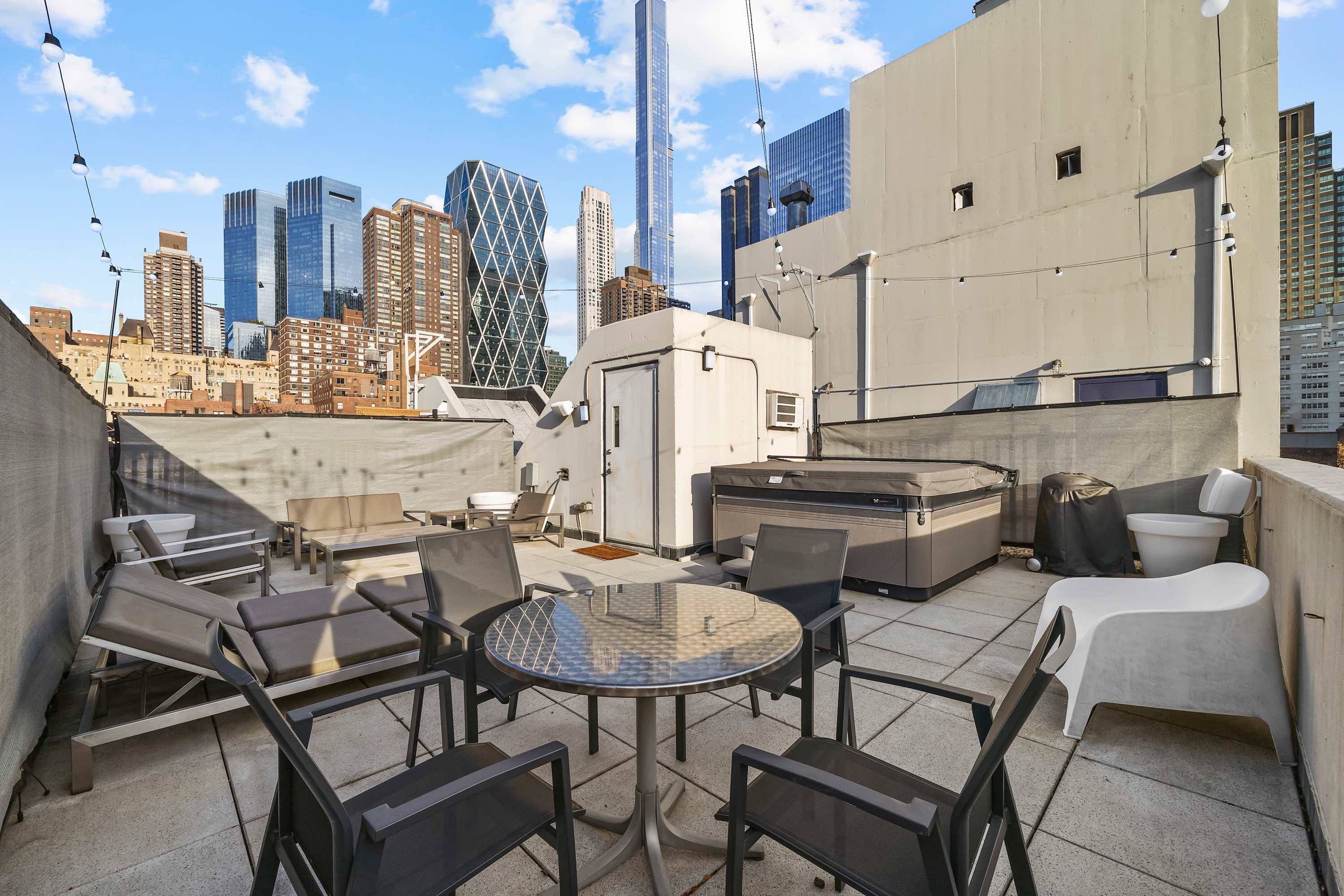 Vesper Court I | Hell’s Kitchen | Penthouse with Private Roof Terrace & Jacuzzi photo 3