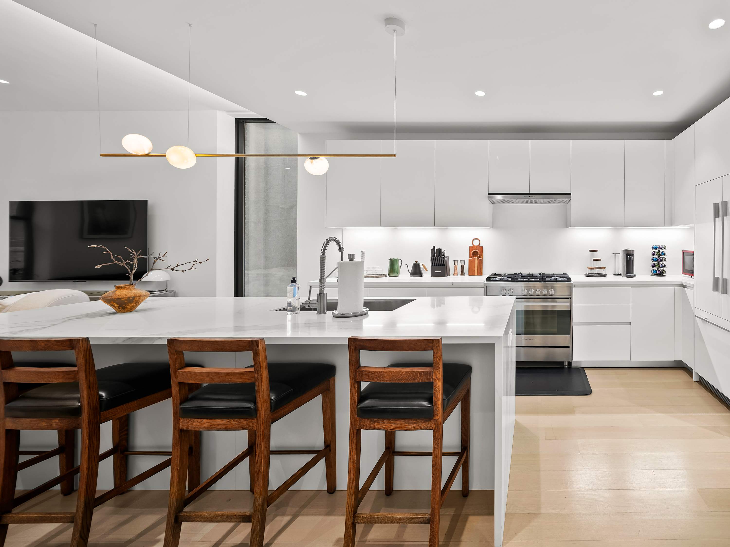 Westmont | Hell's Kitchen | Timeless Midtown Modern Apartment photo 3
