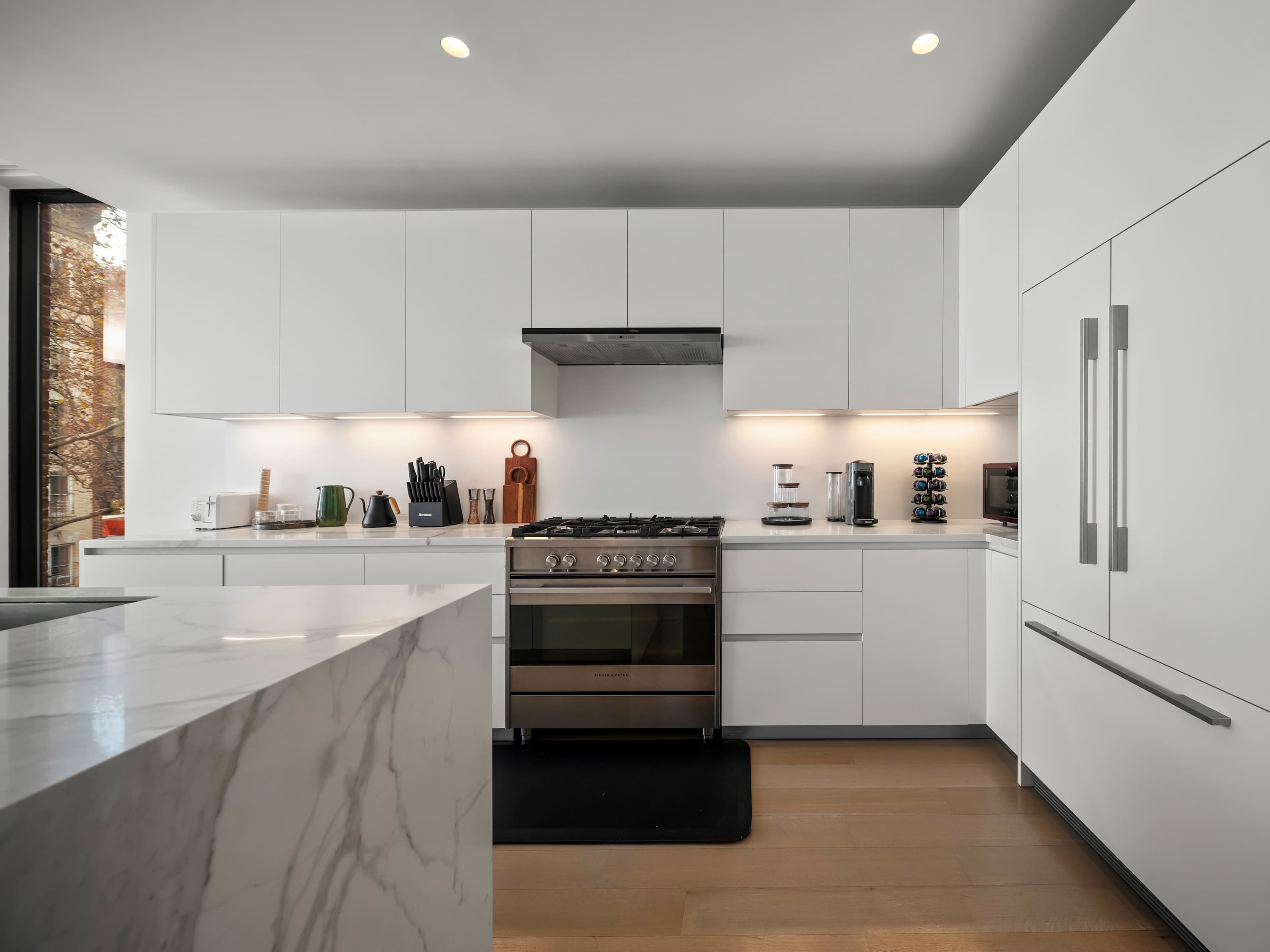 Westmont | Hell's Kitchen | Timeless Midtown Modern Apartment photo 9