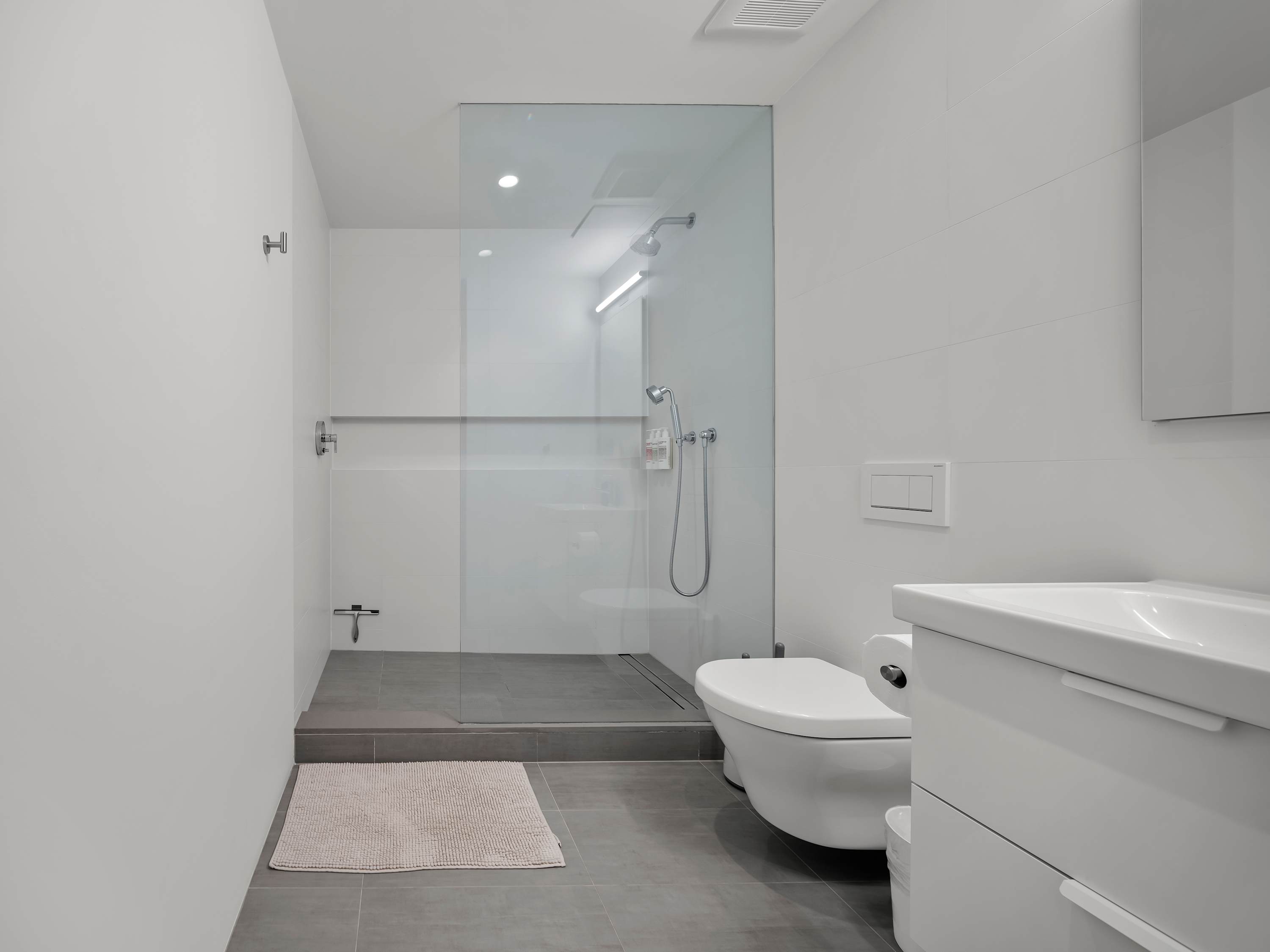 Westmont | Hell's Kitchen | Timeless Midtown Modern Apartment photo 24