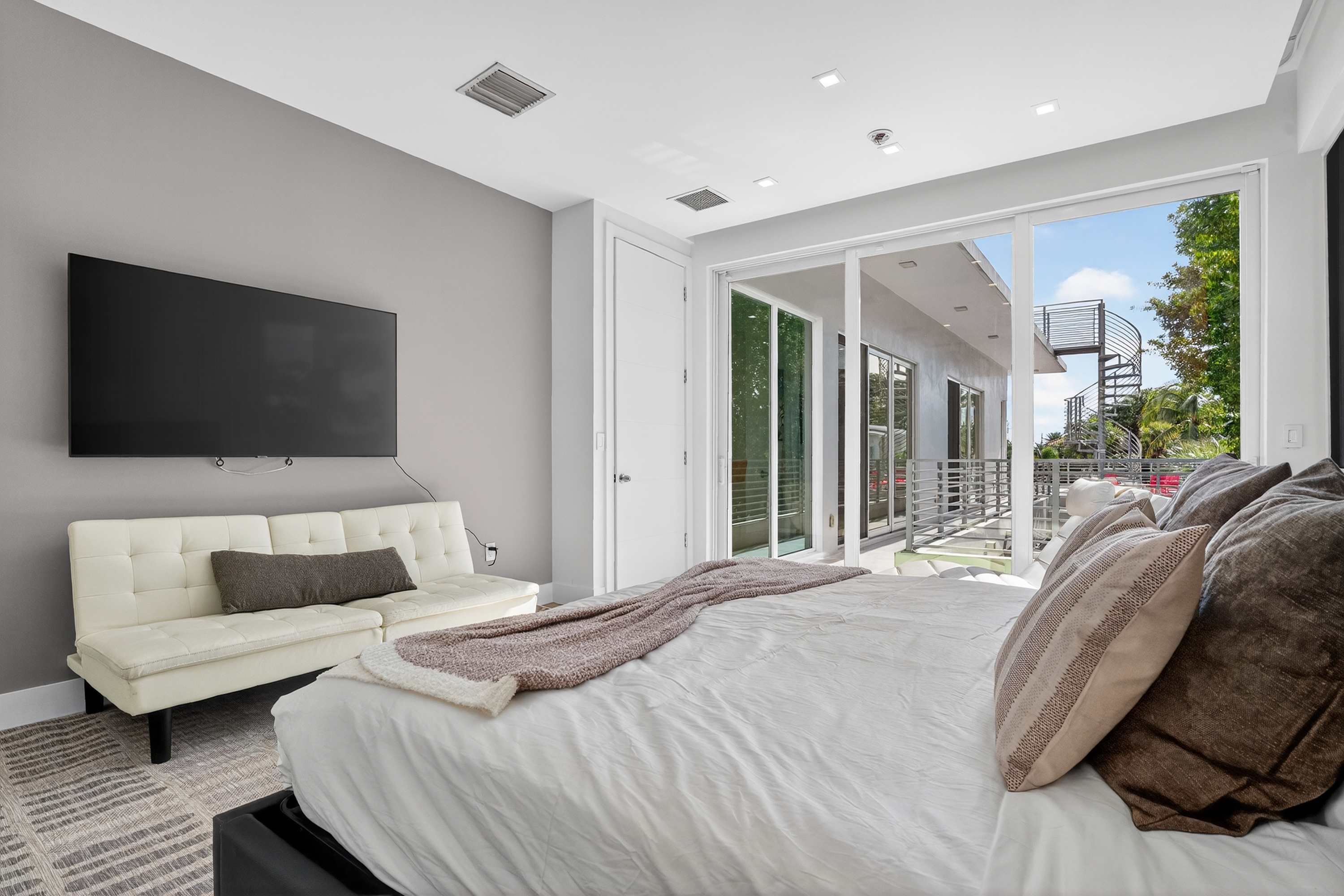 Villa Solara | Fort Lauderdale | Home with Pool and Private Balcony photo 36