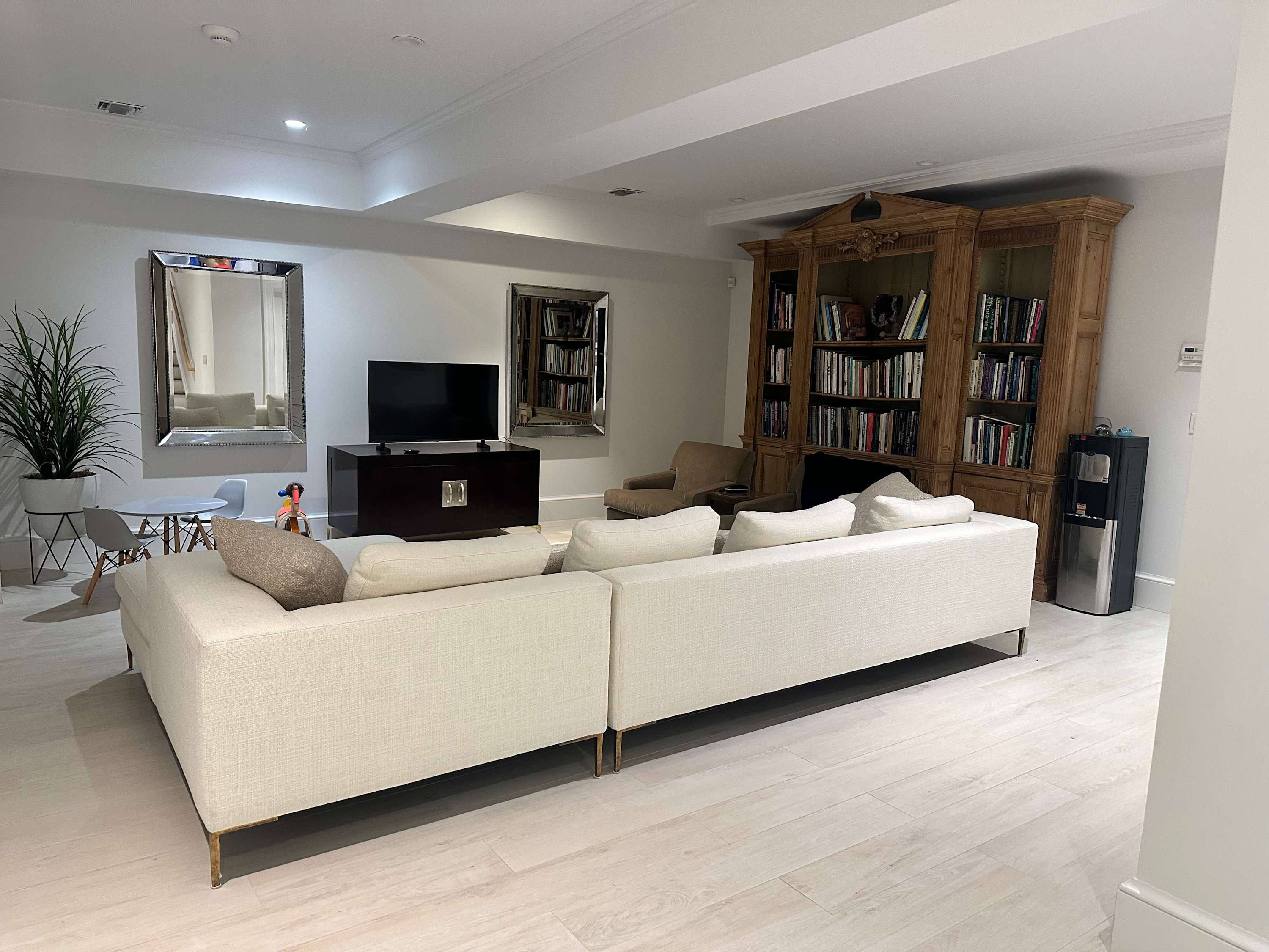 Willow Manor | Southampton | Luxe Home with Pool and Gym photo 21