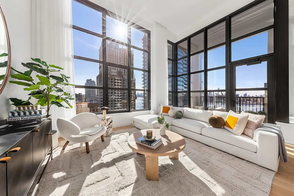 Huron Heights | Greenpoint | Luxe Penthouse with River Views photo 2